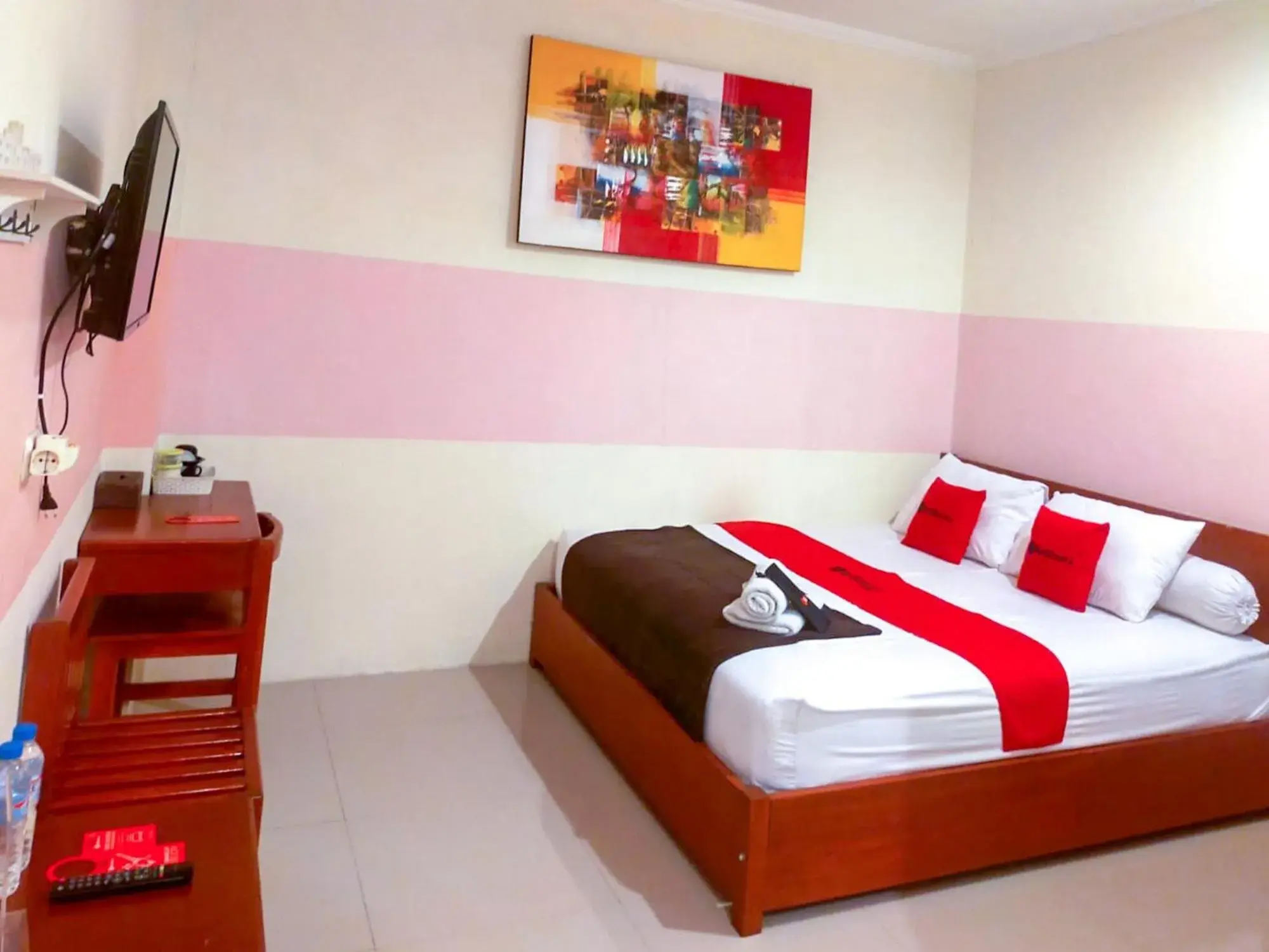Twin Room in RedDoorz Near Jalan Jendral Sudirman Twin Room in RedDoorz Near Jalan Jendral Sudirman