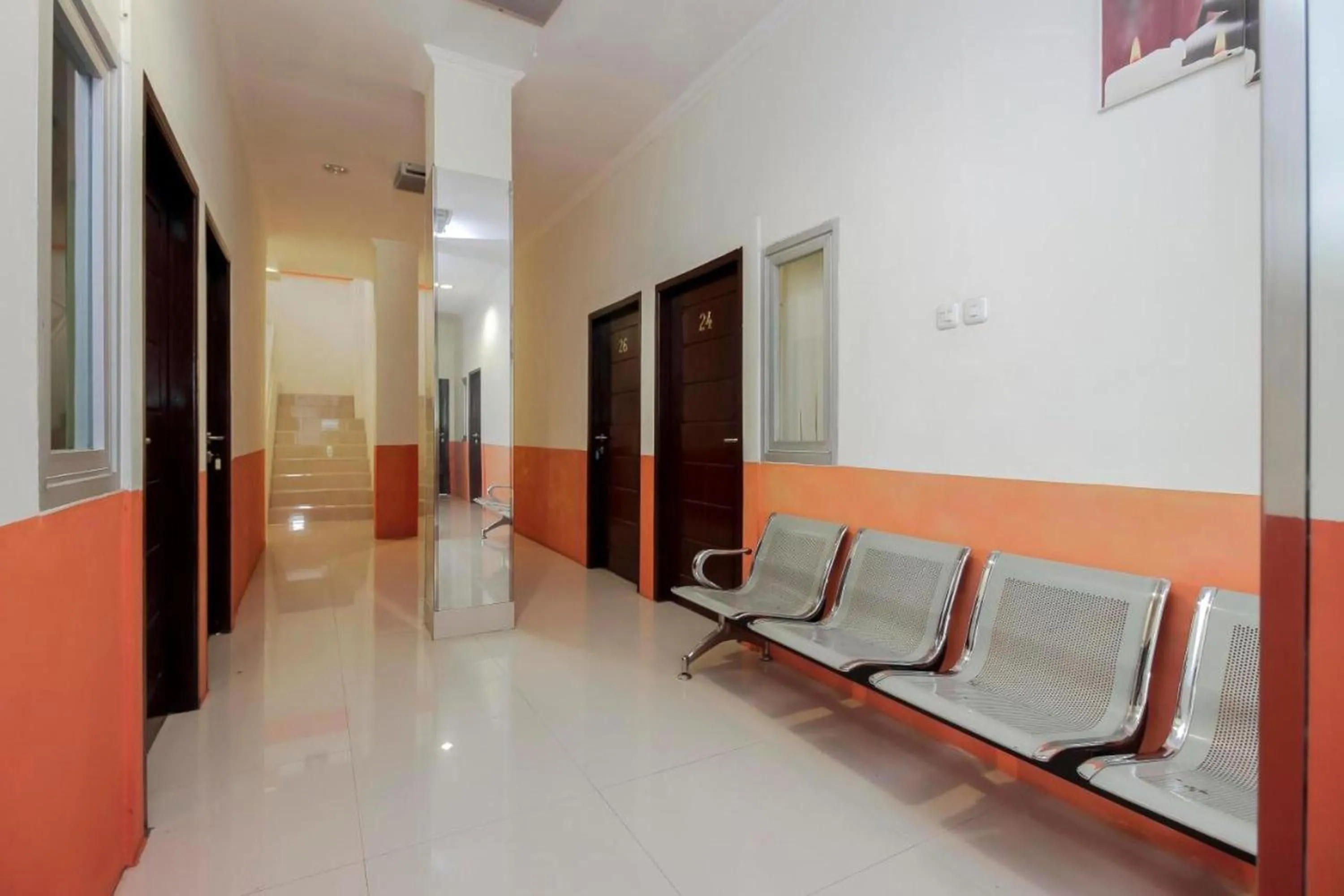 Living room in RedDoorz Near Jalan Jendral Sudirman