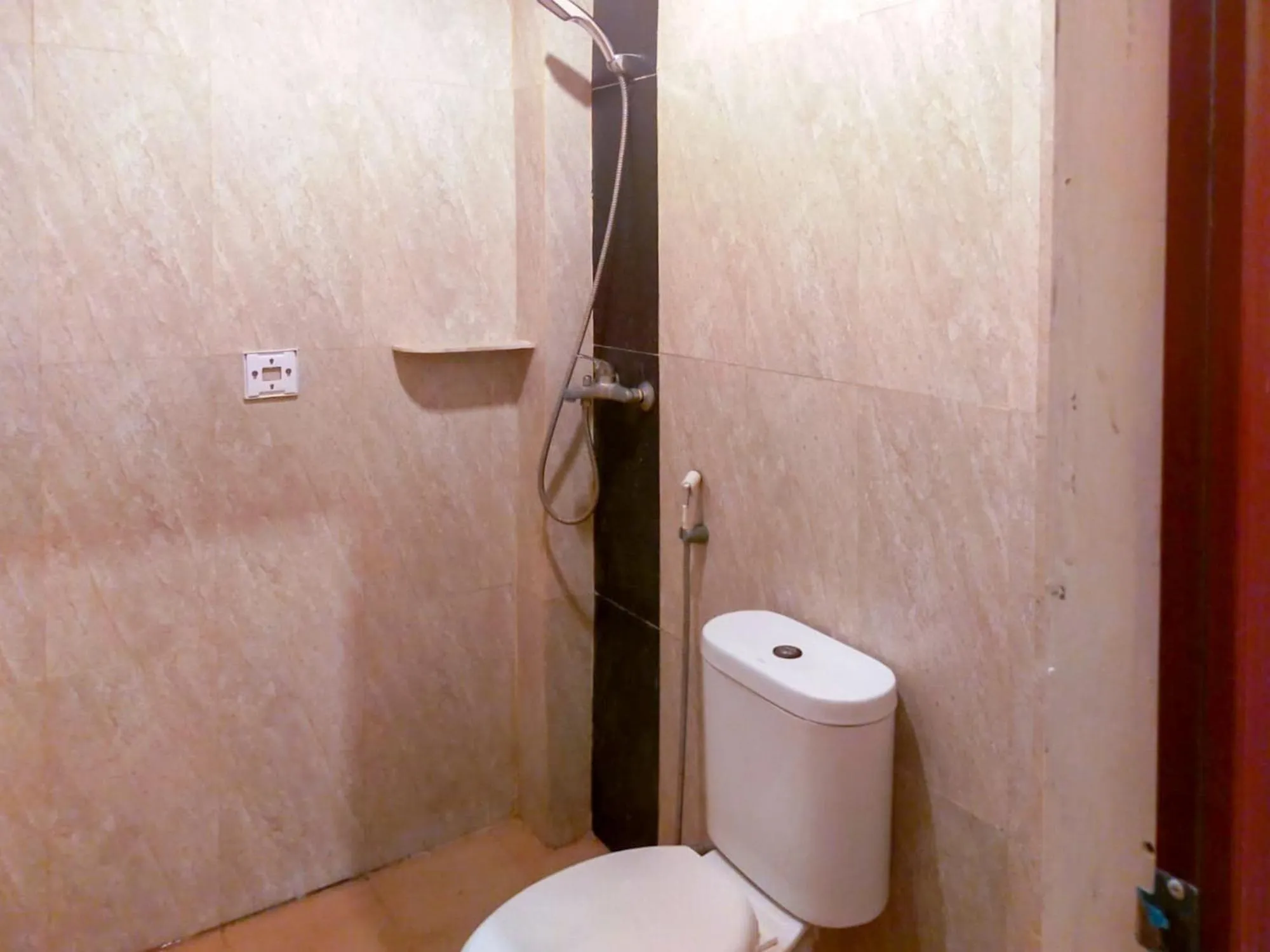 Shower in RedDoorz Near Jalan Jendral Sudirman