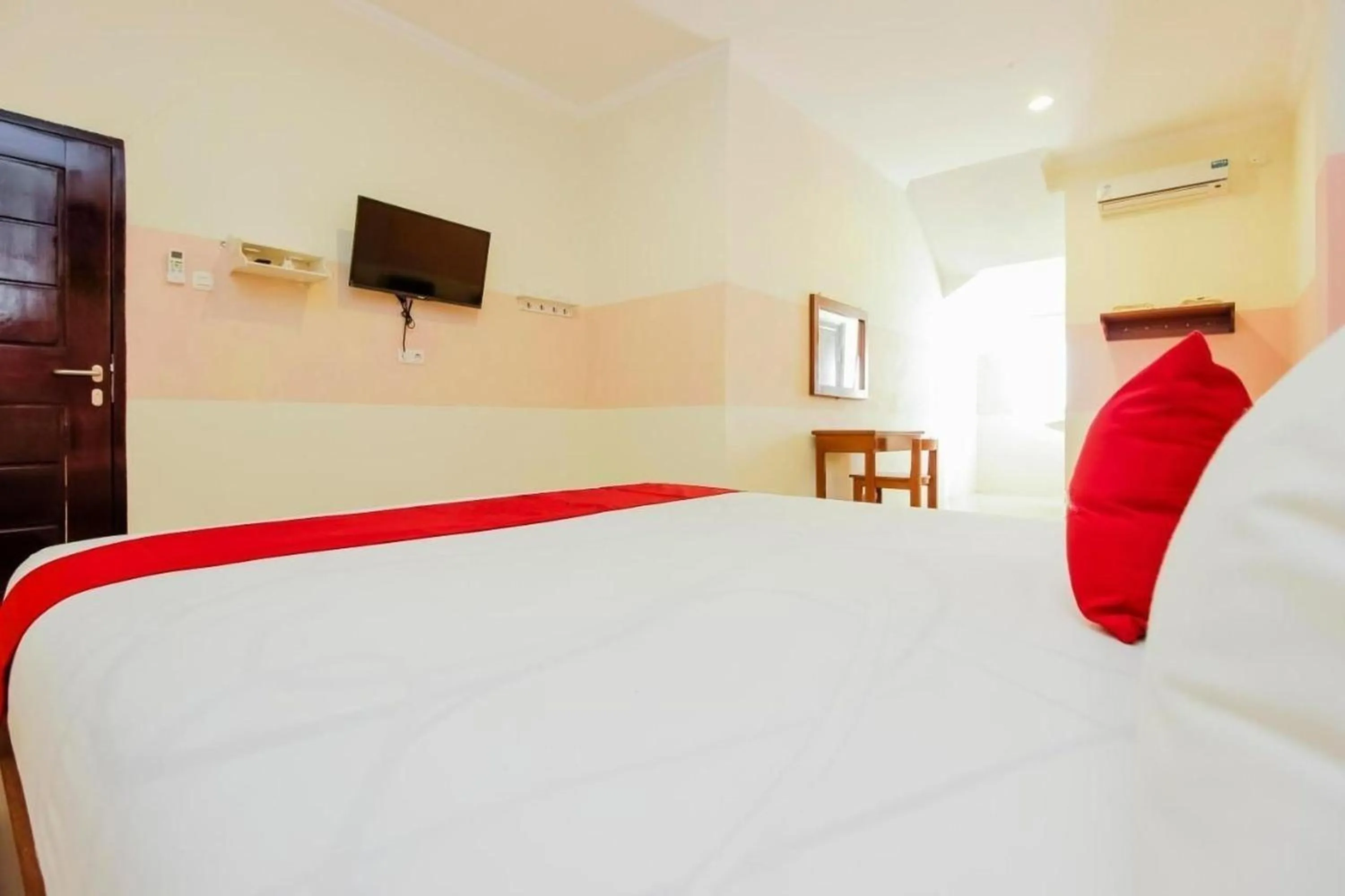 Bed in RedDoorz Near Jalan Jendral Sudirman