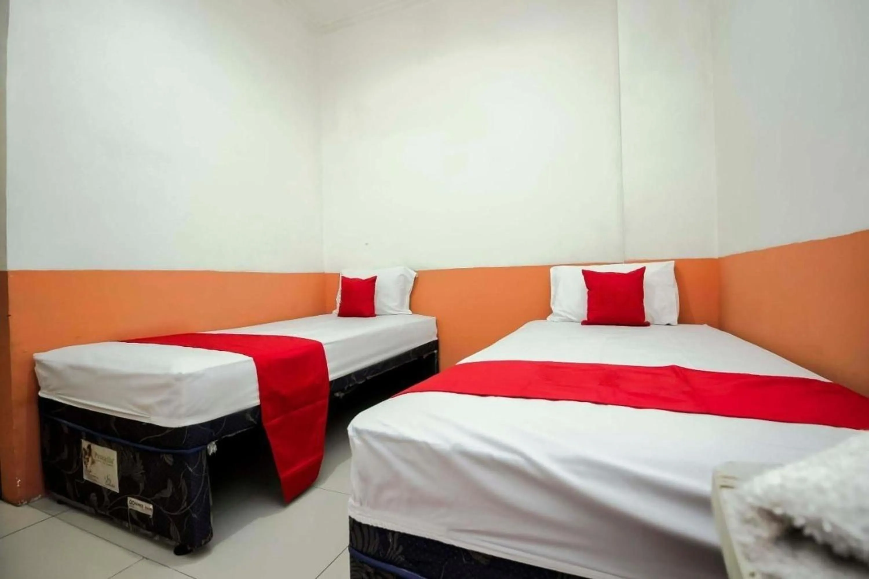 Bed in RedDoorz Near Jalan Jendral Sudirman