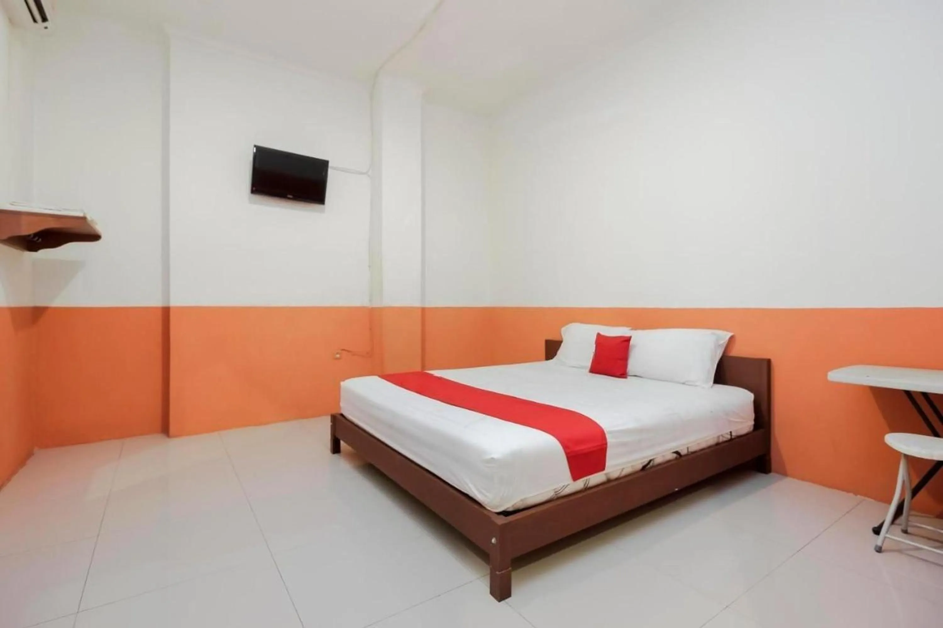 Bed in RedDoorz Near Jalan Jendral Sudirman