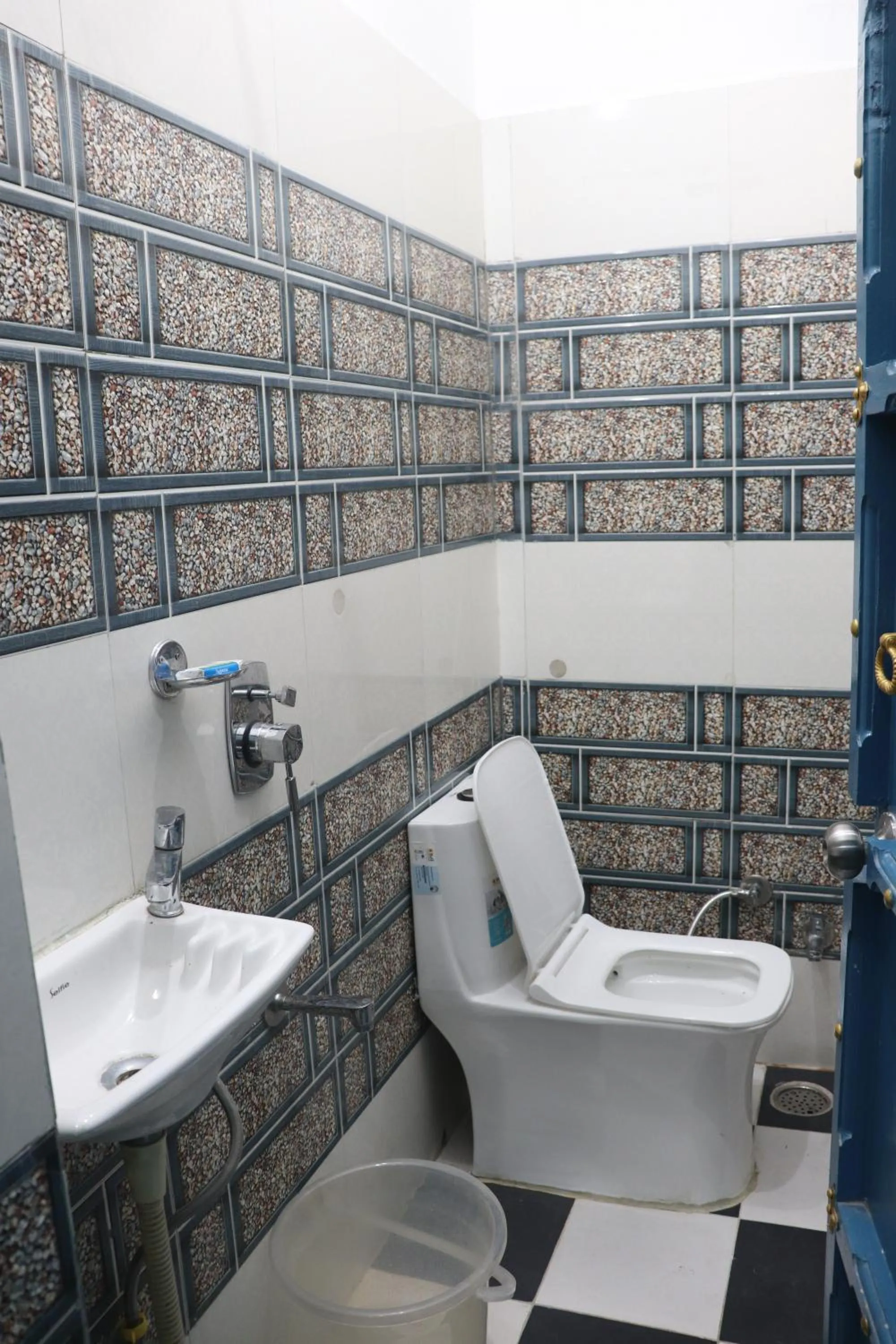 Shower in The Mehran way Homestay