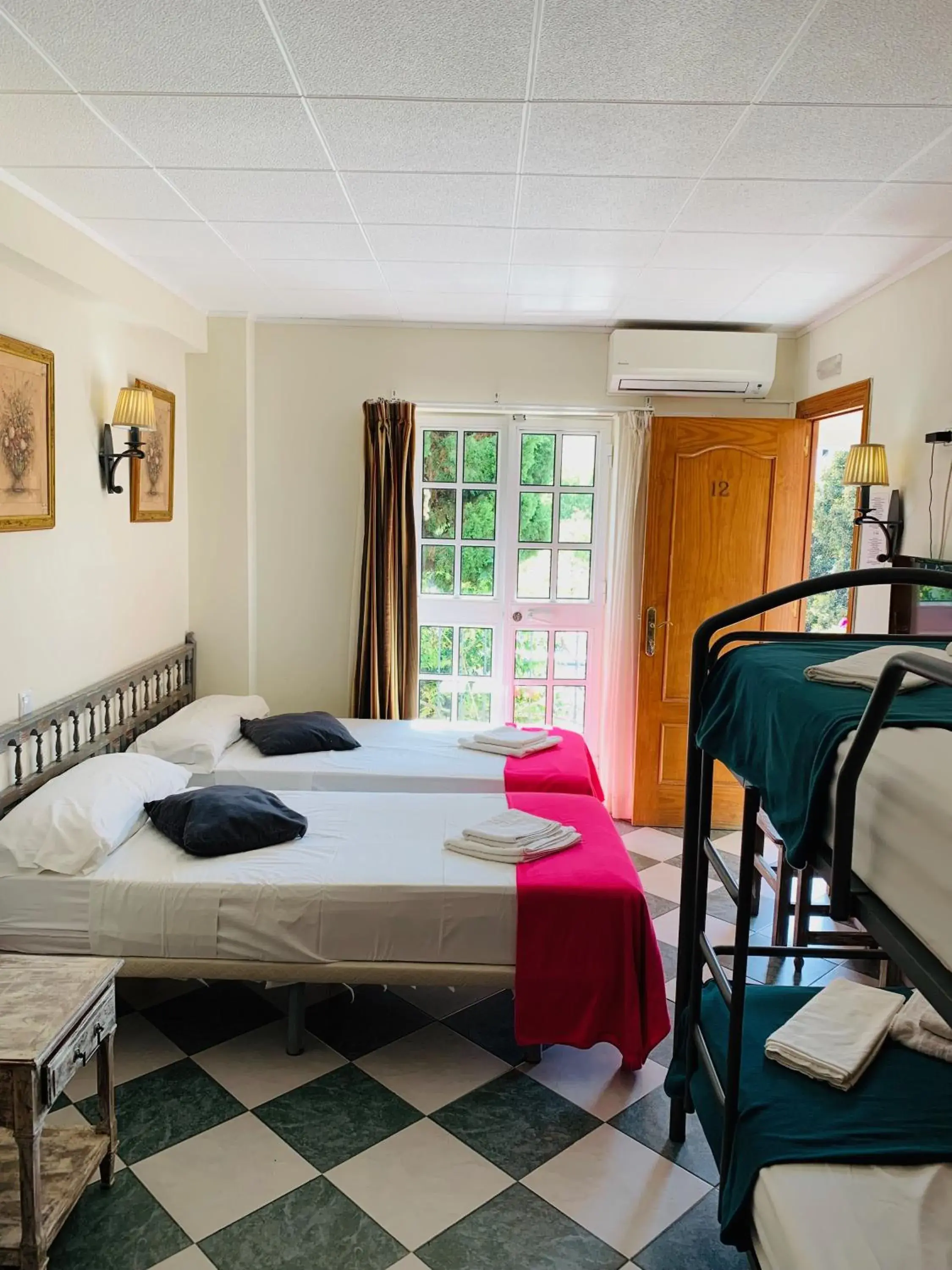 Quadruple Room with Bathroom in Pensión Aduar Quadruple Room with Bathroom in Pensión Aduar