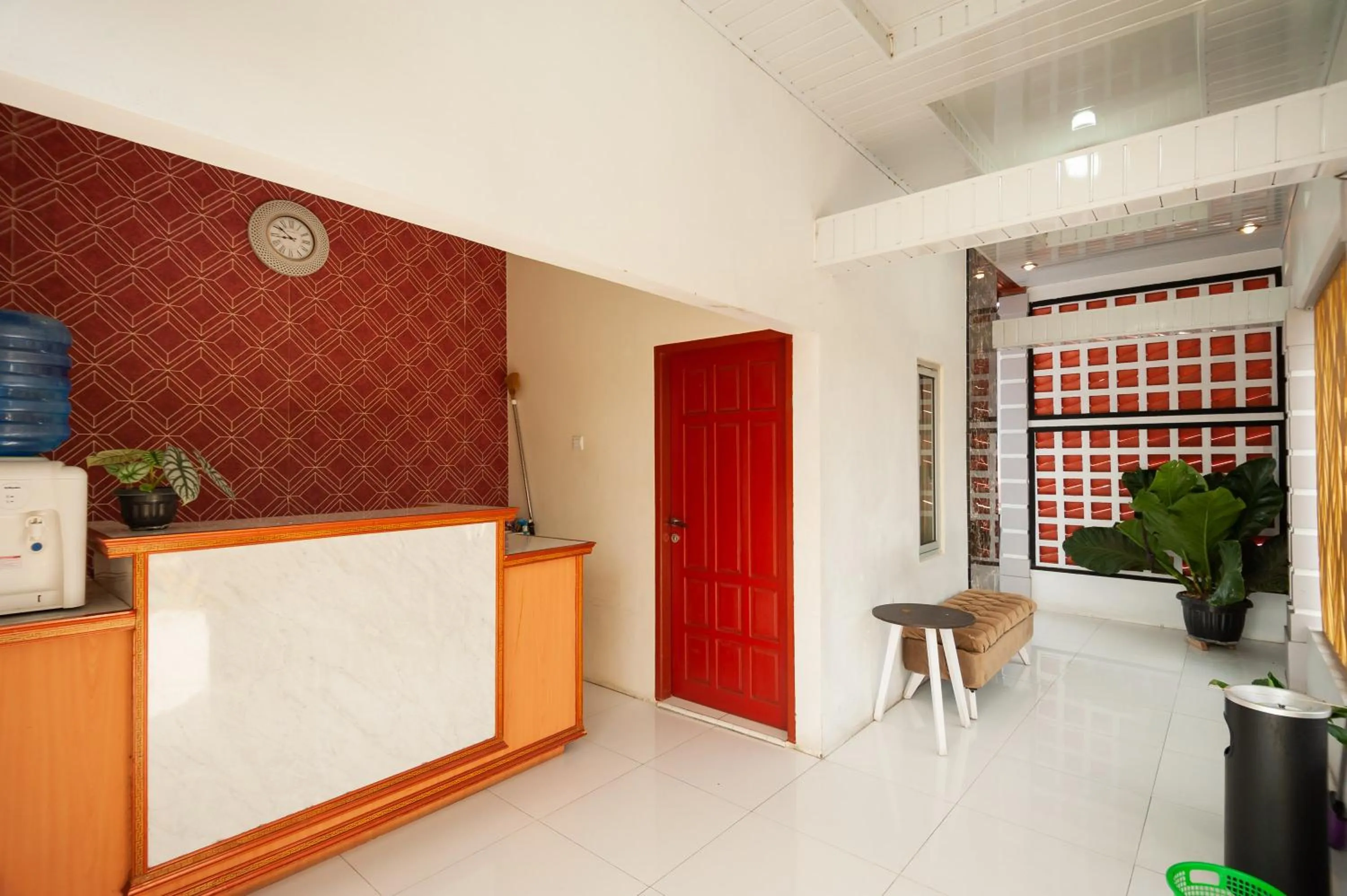 Lobby or reception in RedDoorz Syariah near RS Tentara Solok