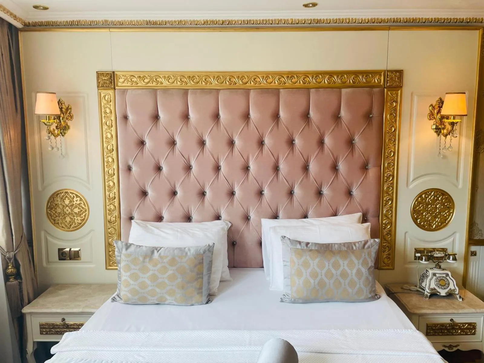 Bed in Emirhan Palace Hotel