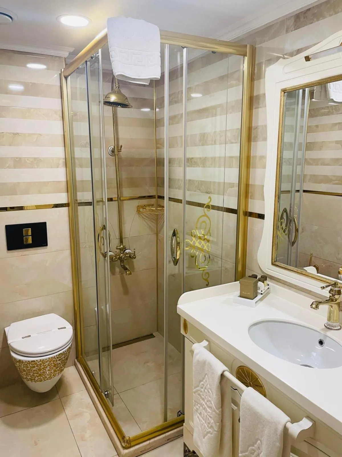 Shower in Emirhan Palace Hotel