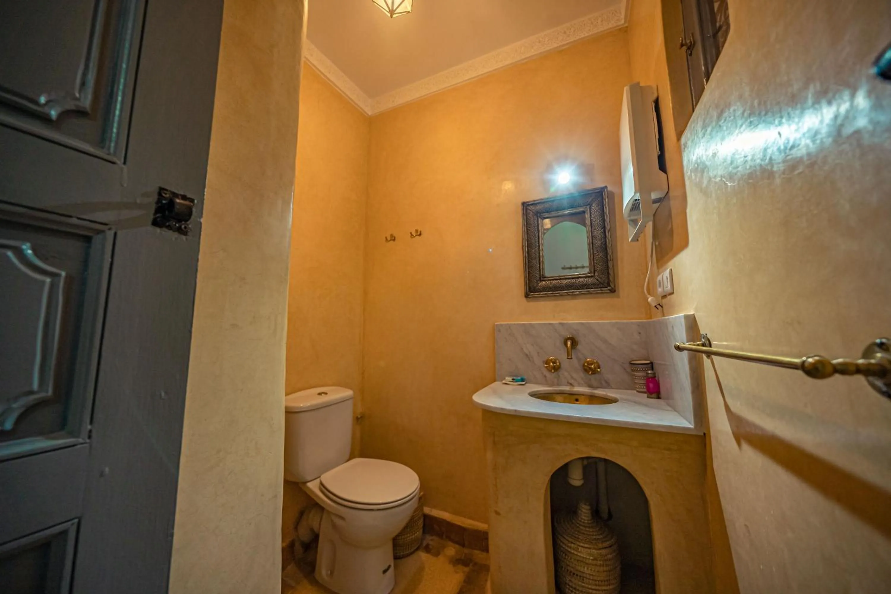 Bathroom in Riad Azawan