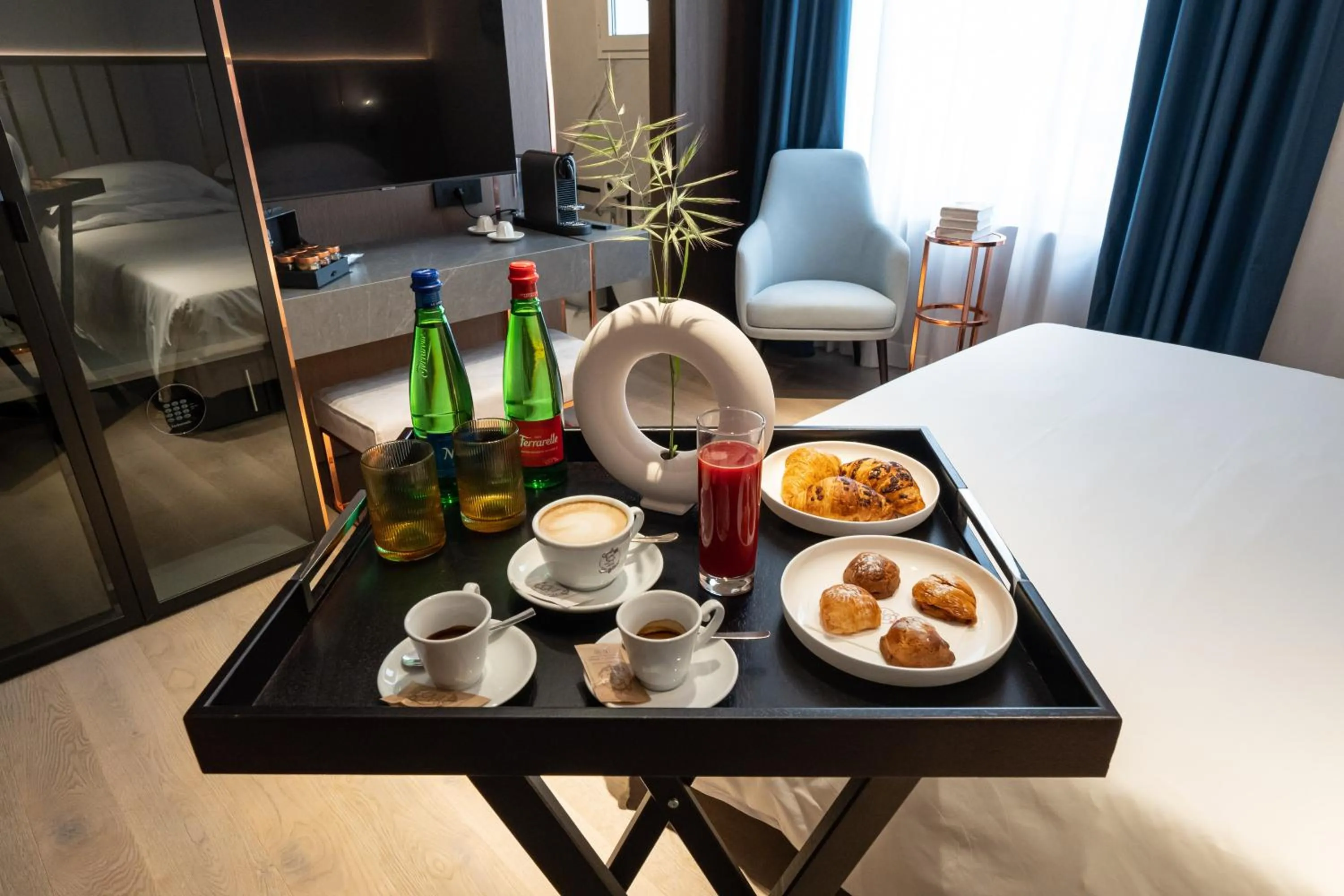 Breakfast, Bed in Agra Suites