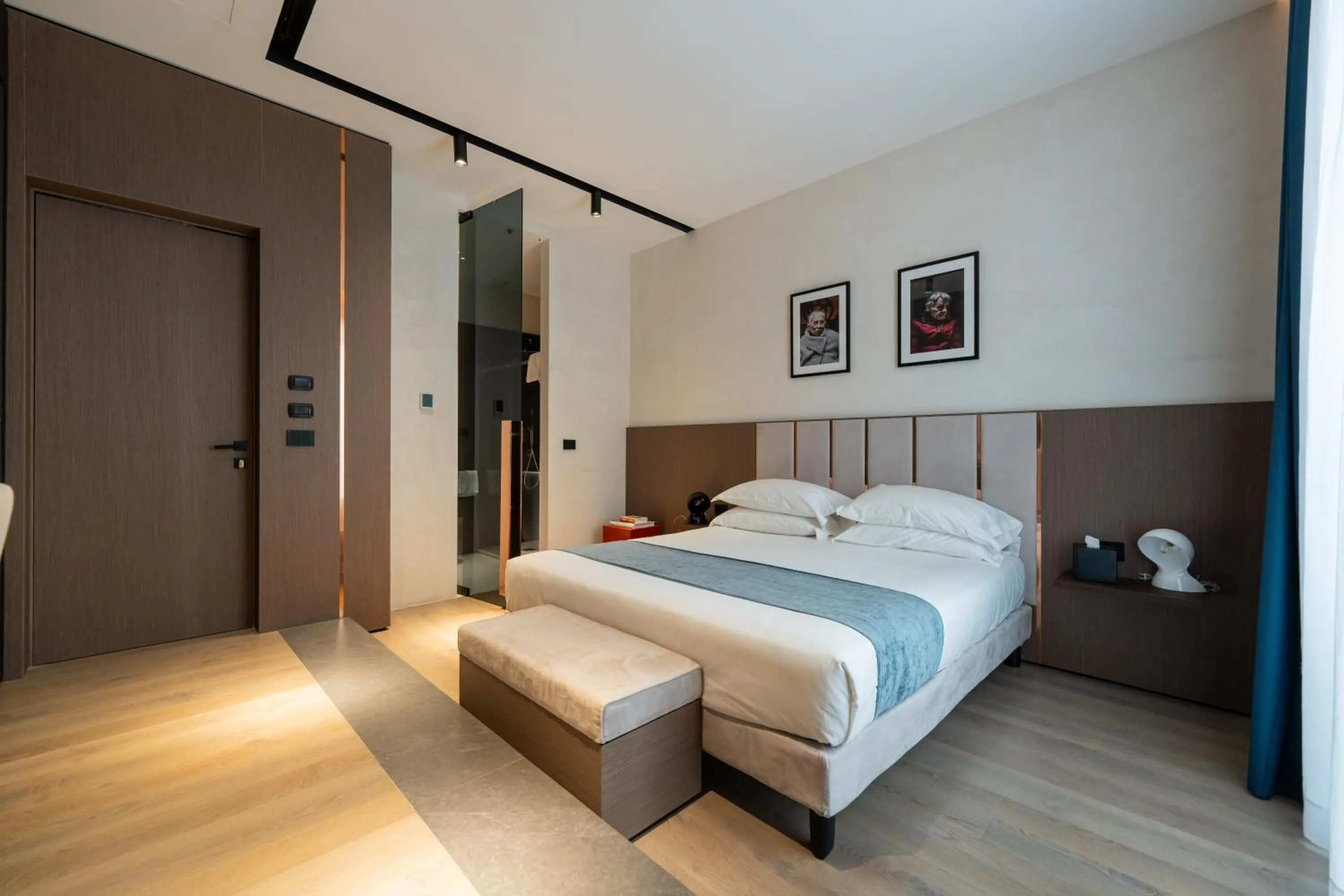 Photo of the whole room, Bed in Agra Suites