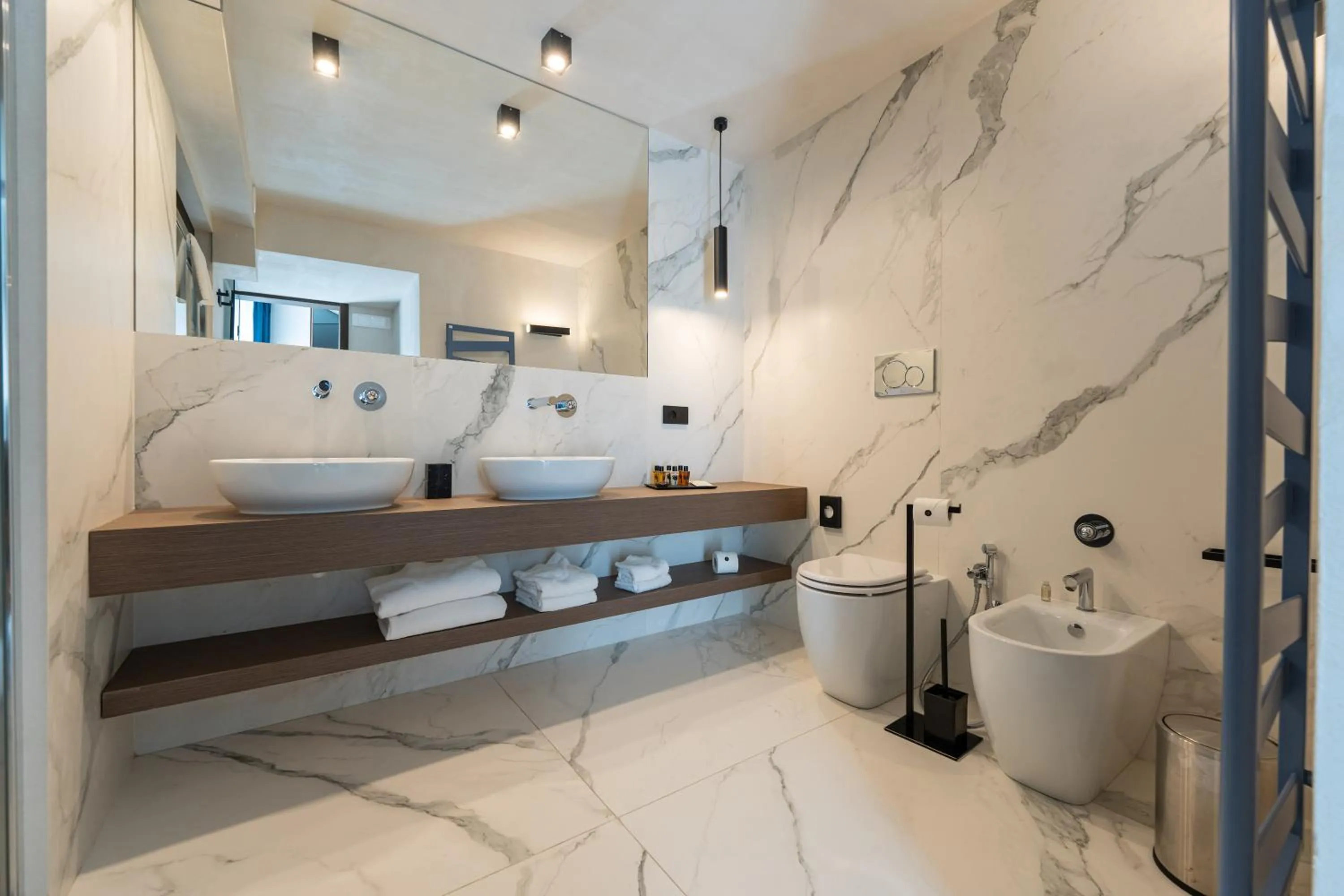 Toilet in Agra Suites