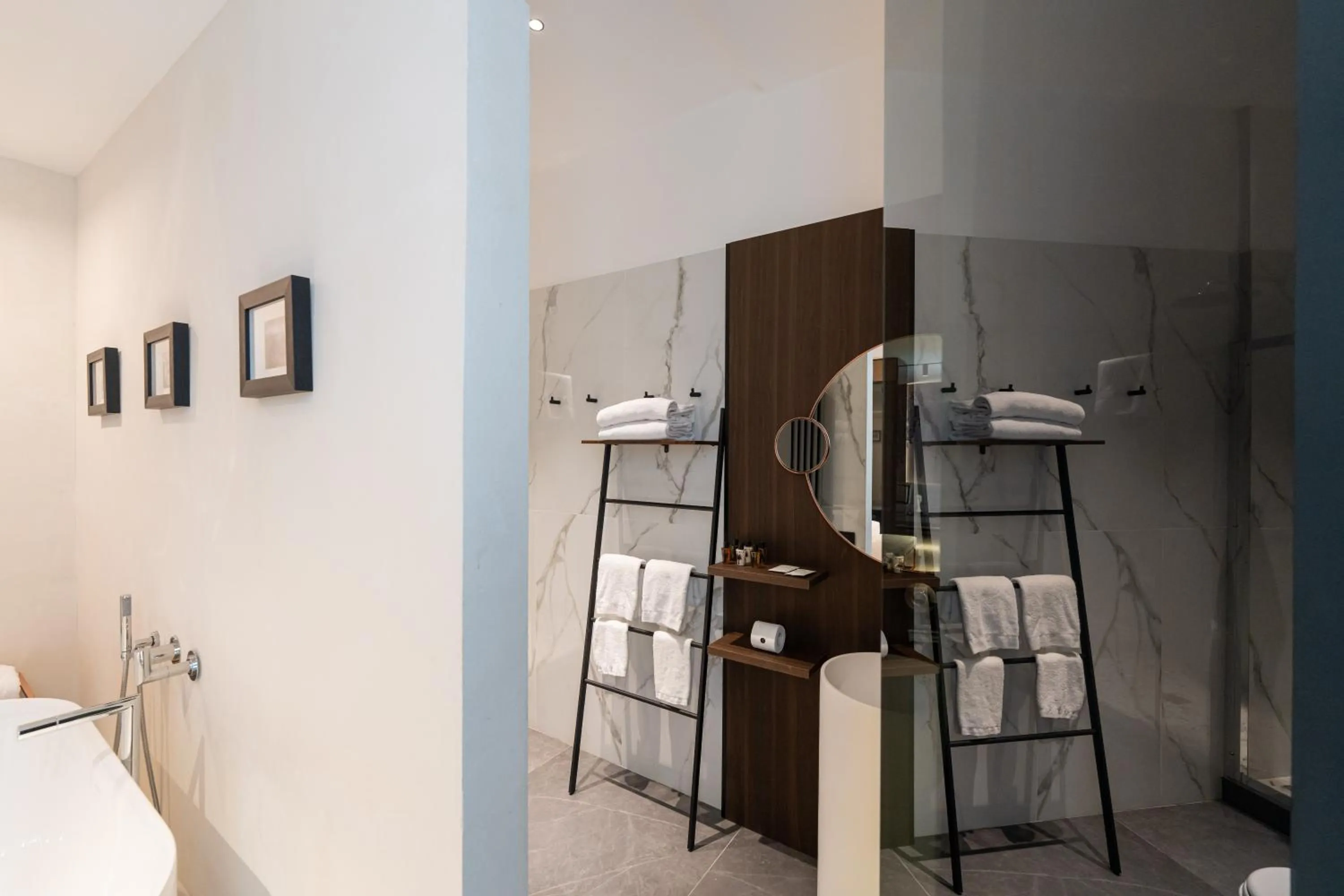 Bathroom, Bed in Agra Suites