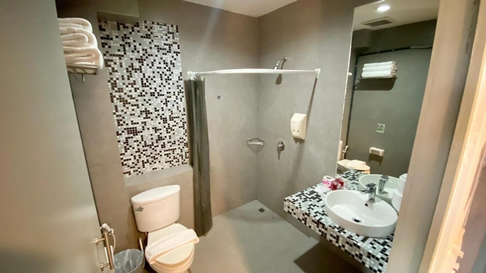 Shower in View Dee BKK Airport Residence