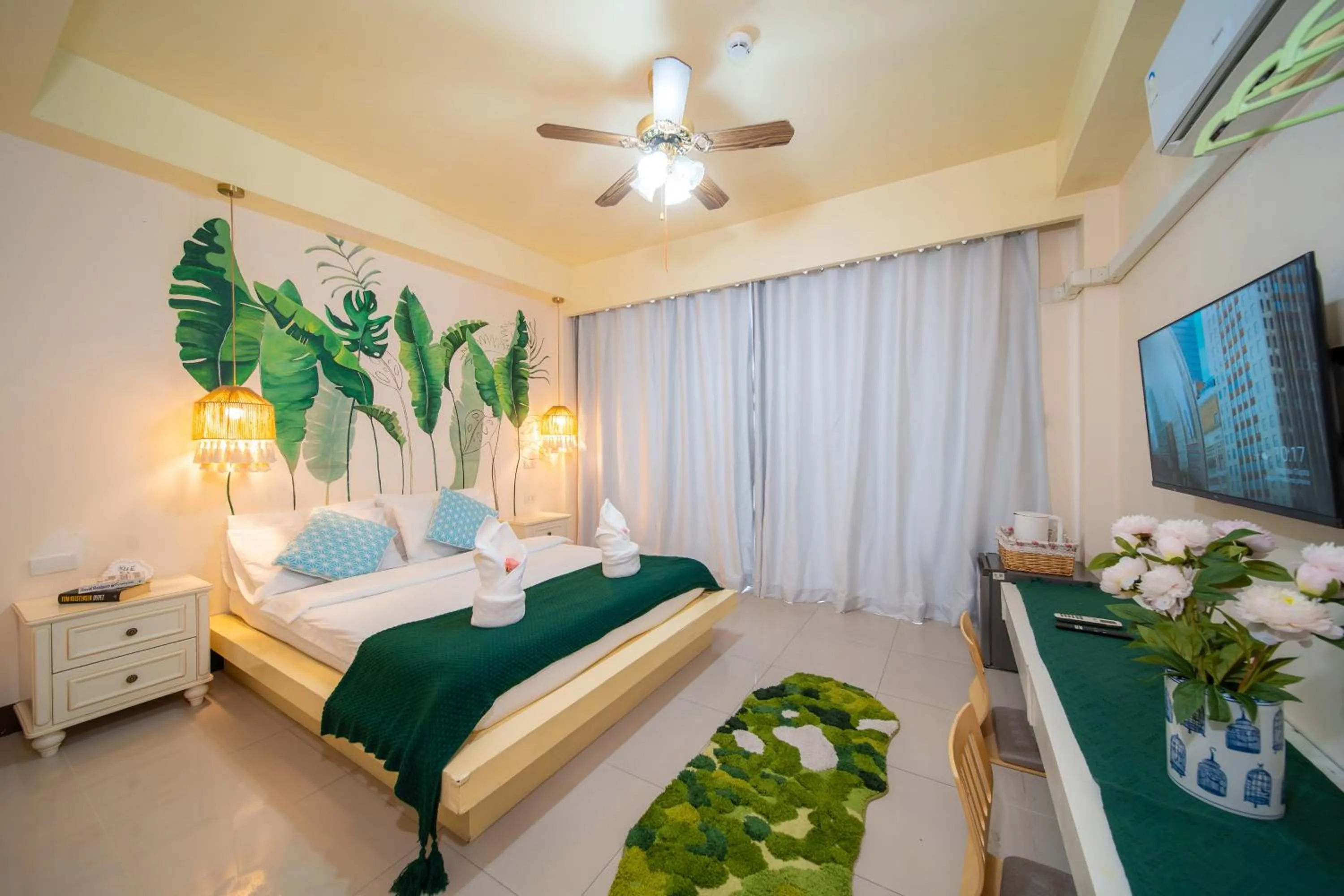 Bed in Patong Beach Side Hotel