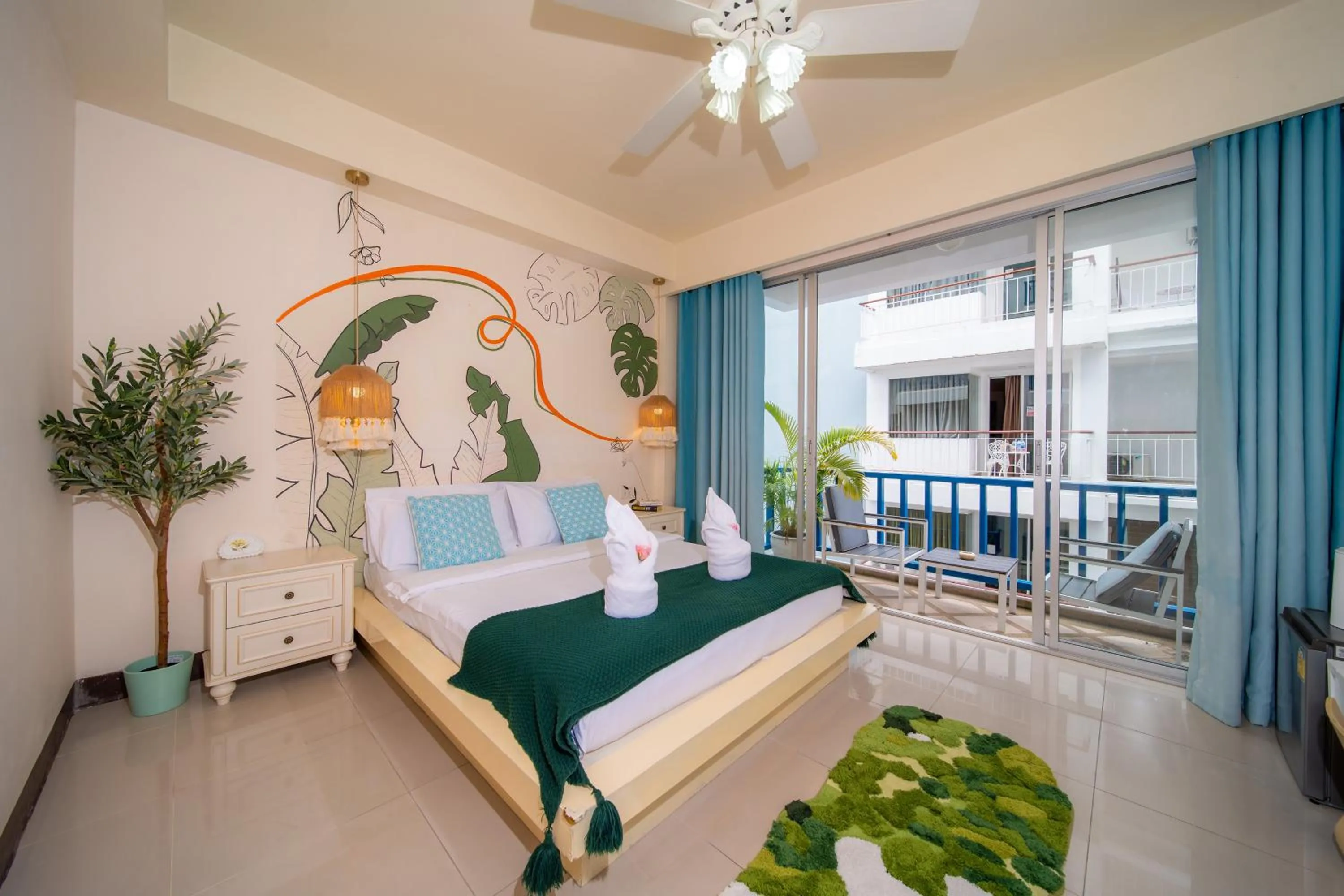 Bed in Patong Beach Side Hotel