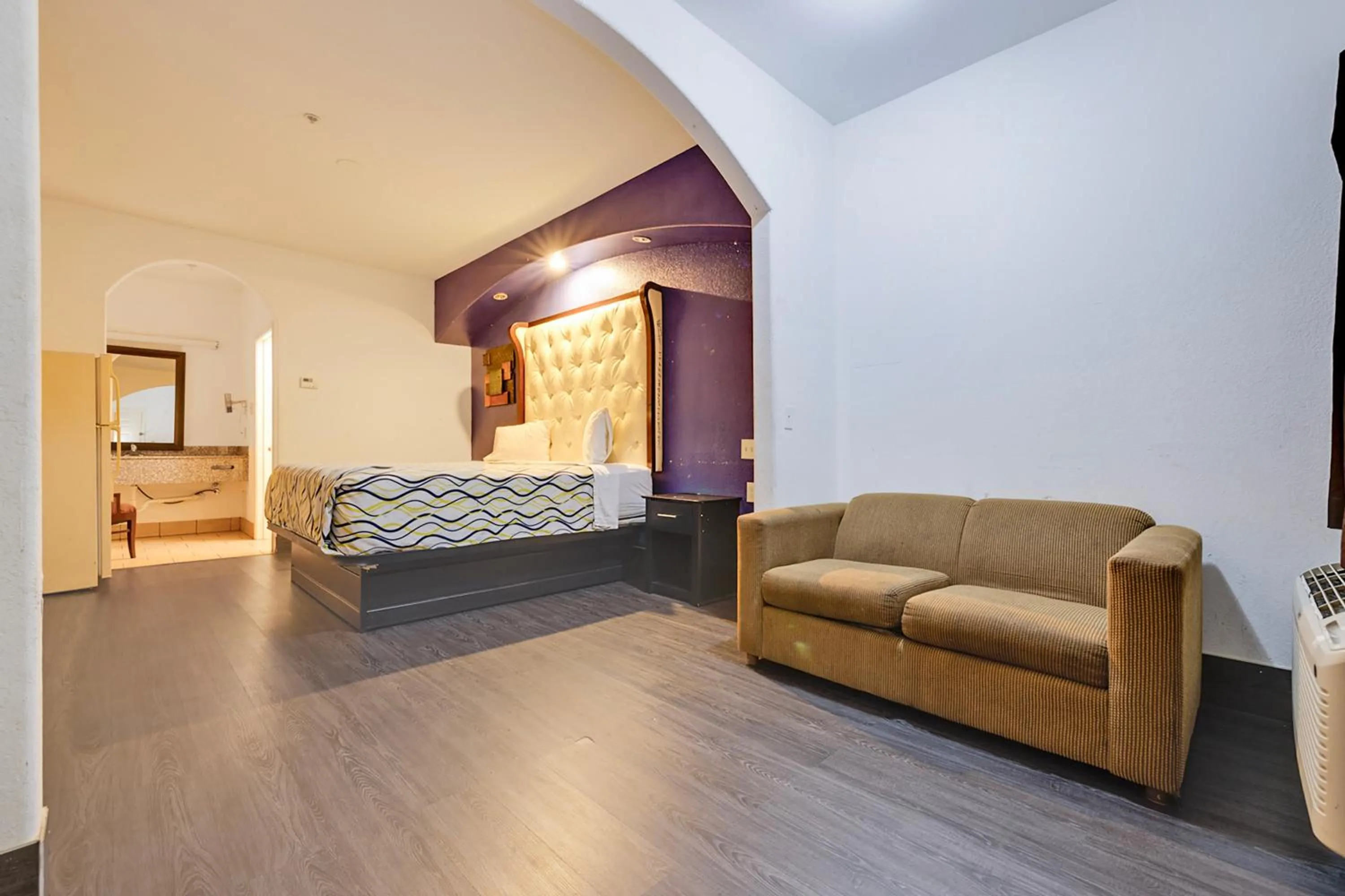 Bedroom, Bed in Capital O Deluxe Inn Channelview Houston I-10