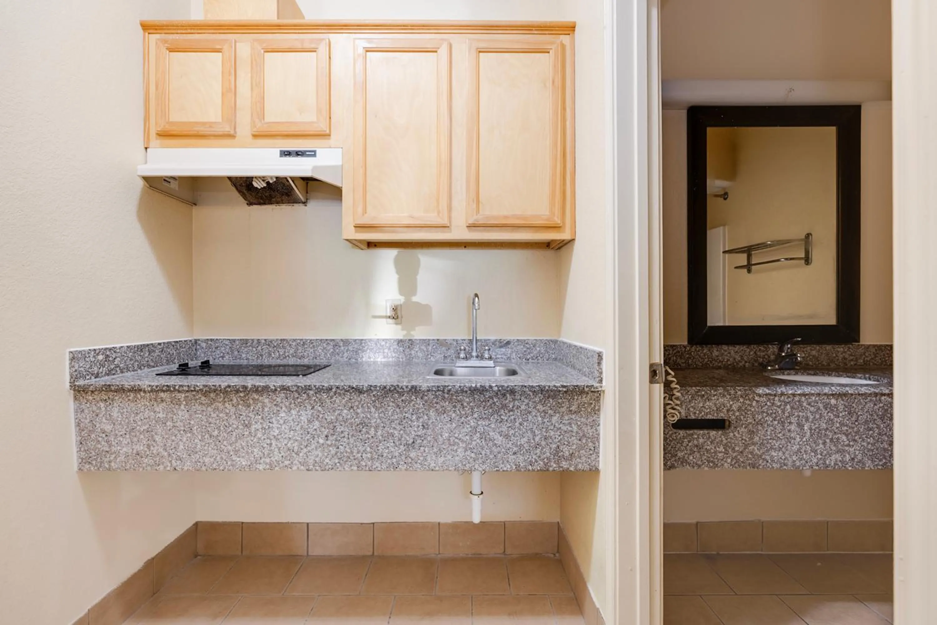Kitchen or kitchenette in Capital O Deluxe Inn Channelview Houston I-10