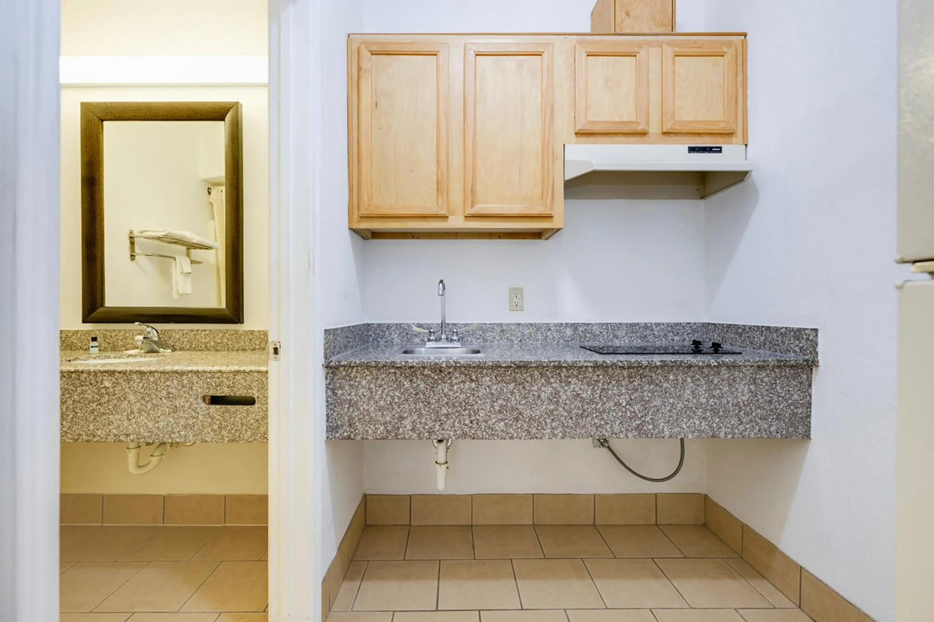 Kitchen or kitchenette in Capital O Deluxe Inn Channelview Houston I-10