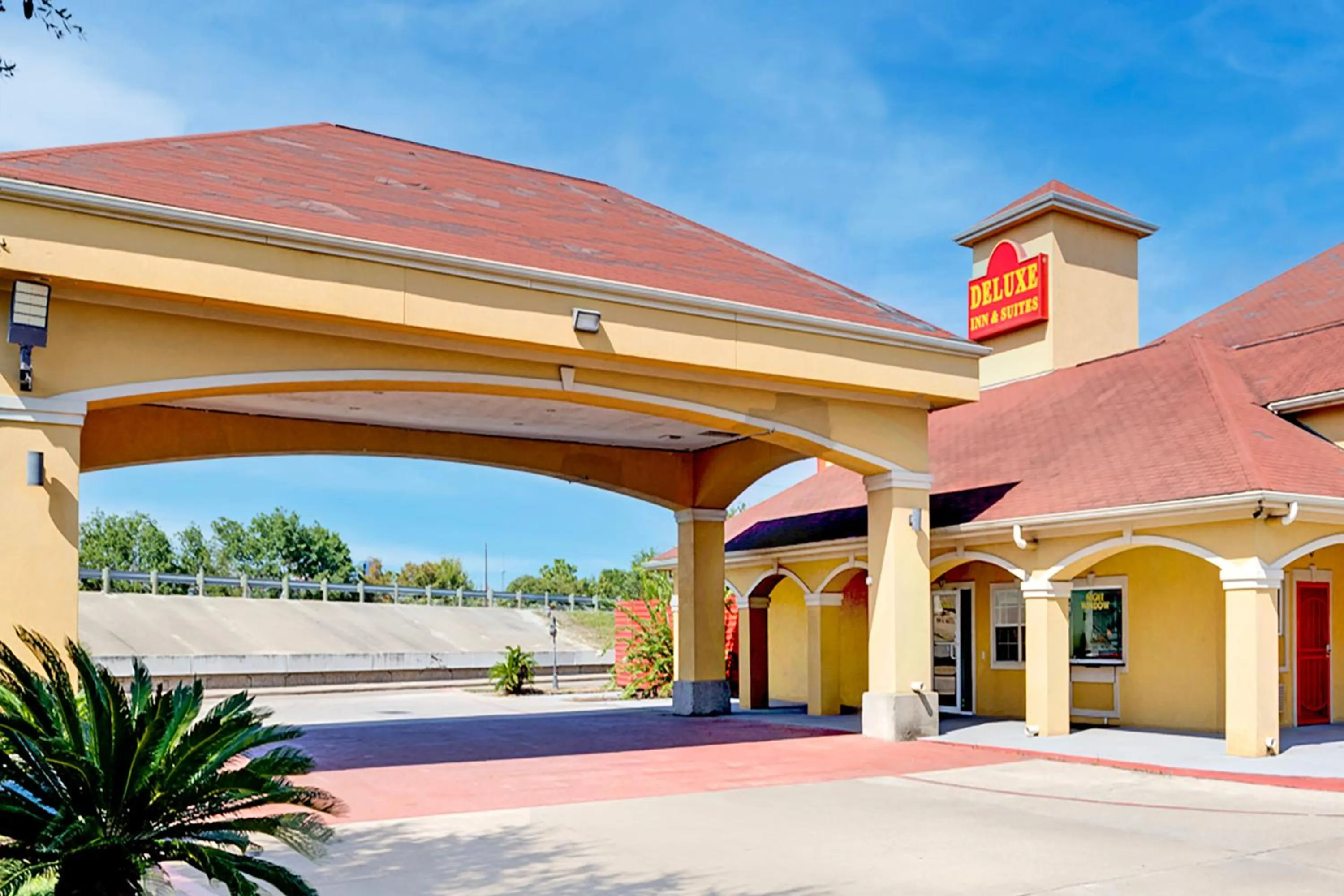 Facade/entrance in Capital O Deluxe Inn Channelview Houston I-10