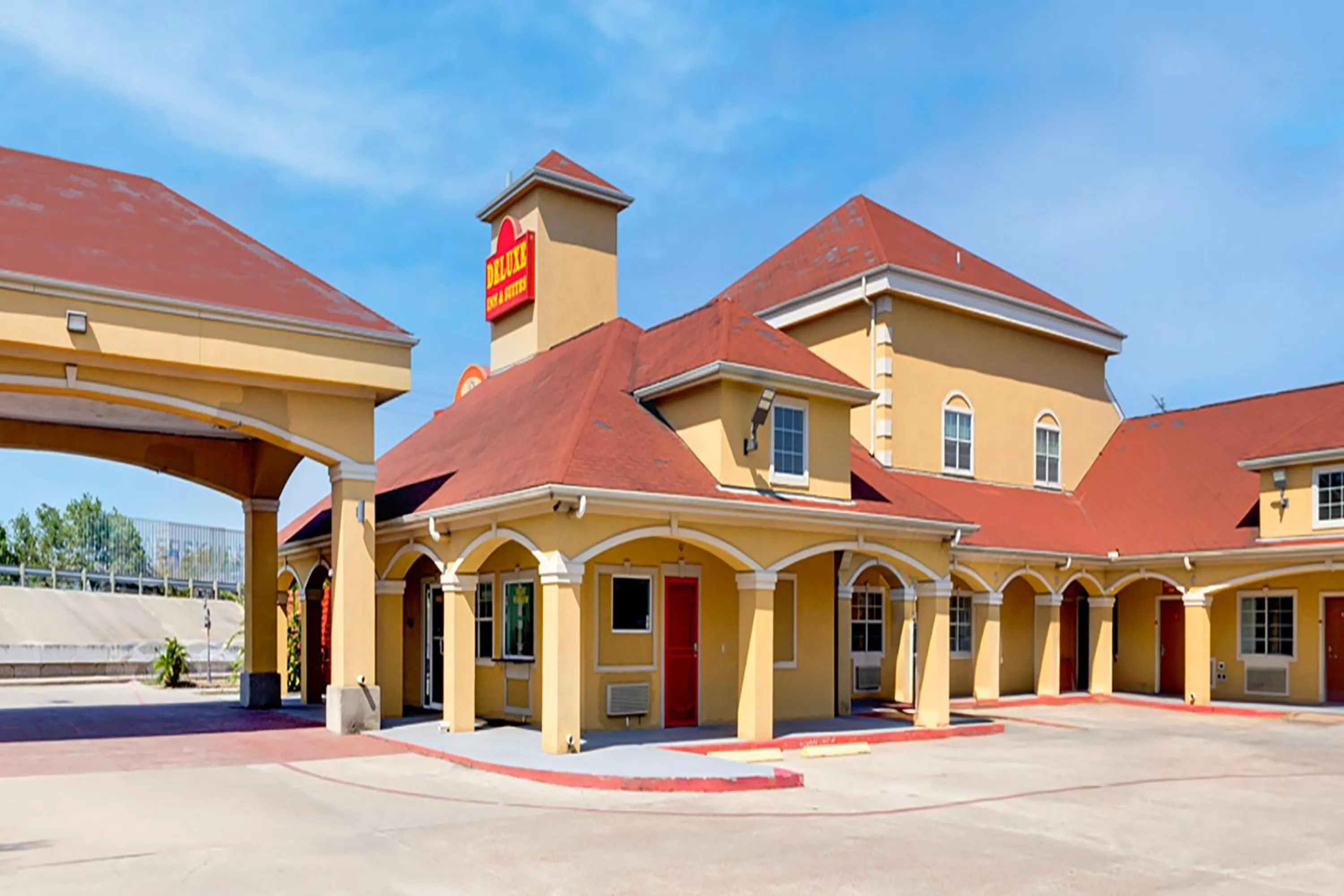 Facade/entrance in Capital O Deluxe Inn Channelview Houston I-10