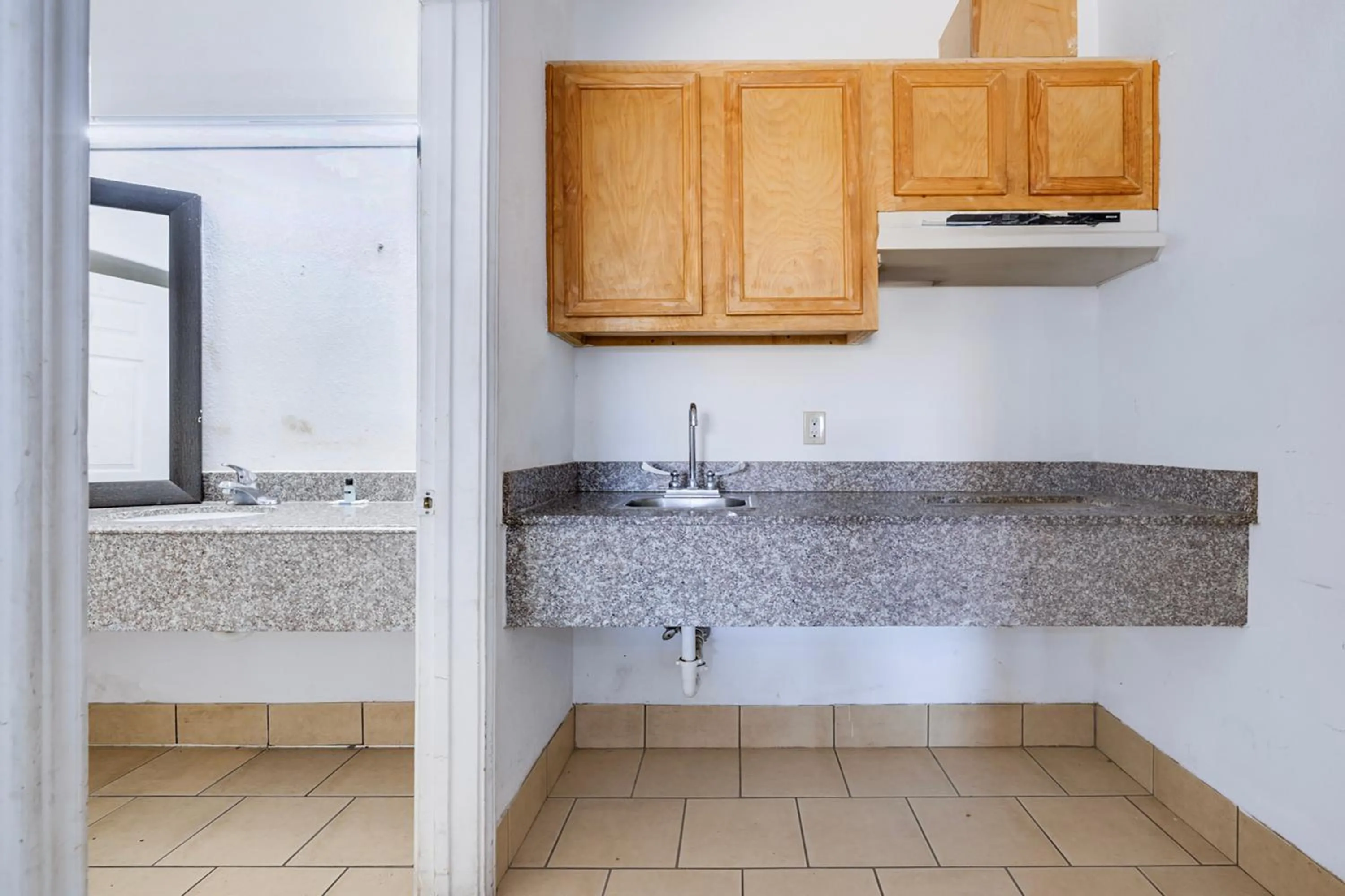 Kitchen or kitchenette in Capital O Deluxe Inn Channelview Houston I-10