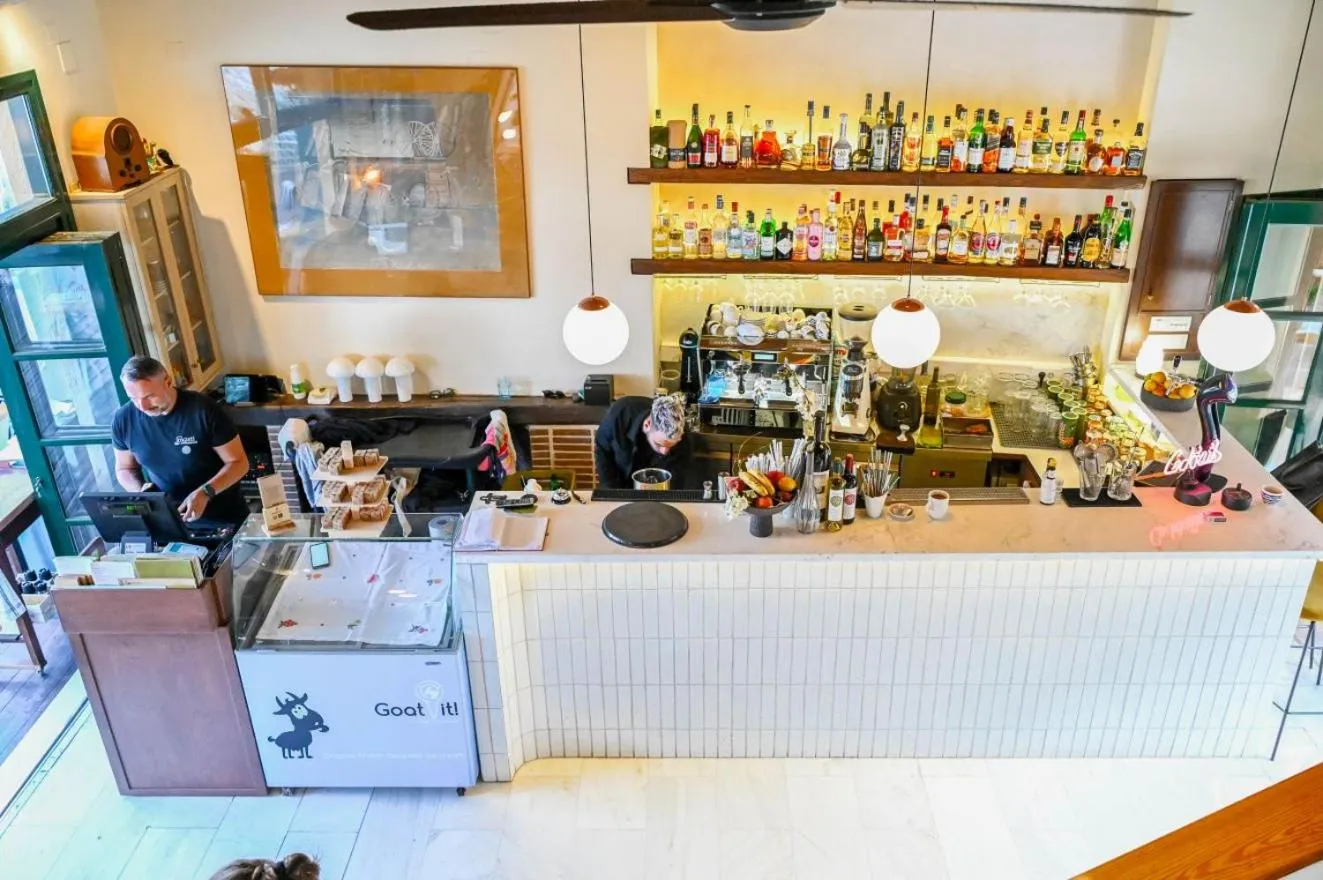 Restaurant/places to eat in Villa Iokasti