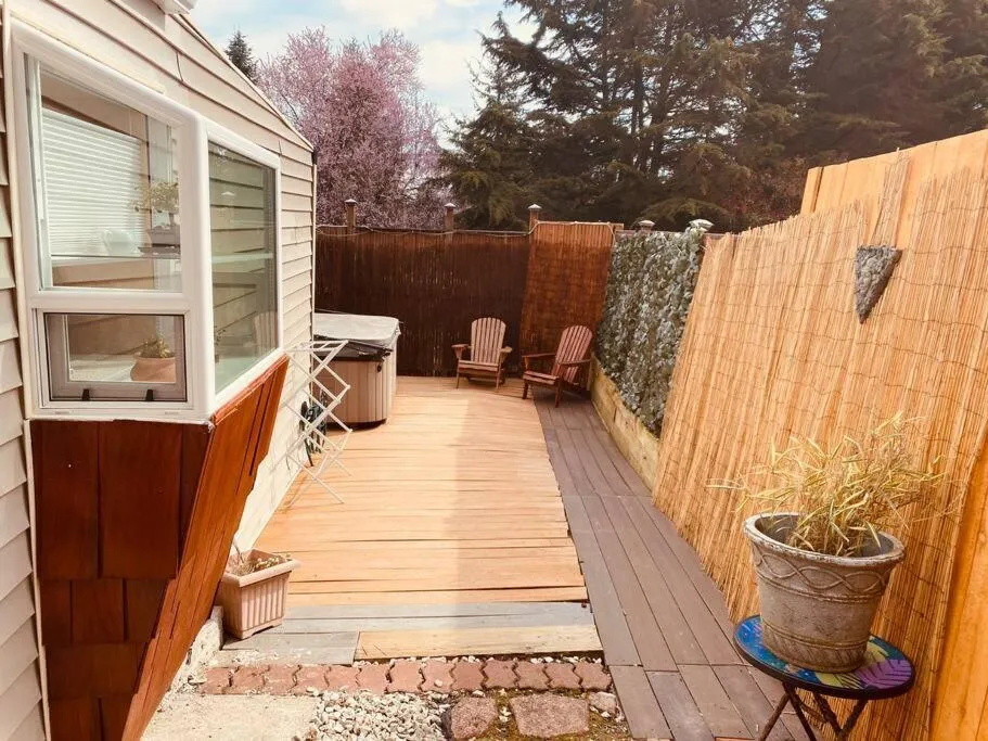 Tiny House with private Hot Tub near Seattle