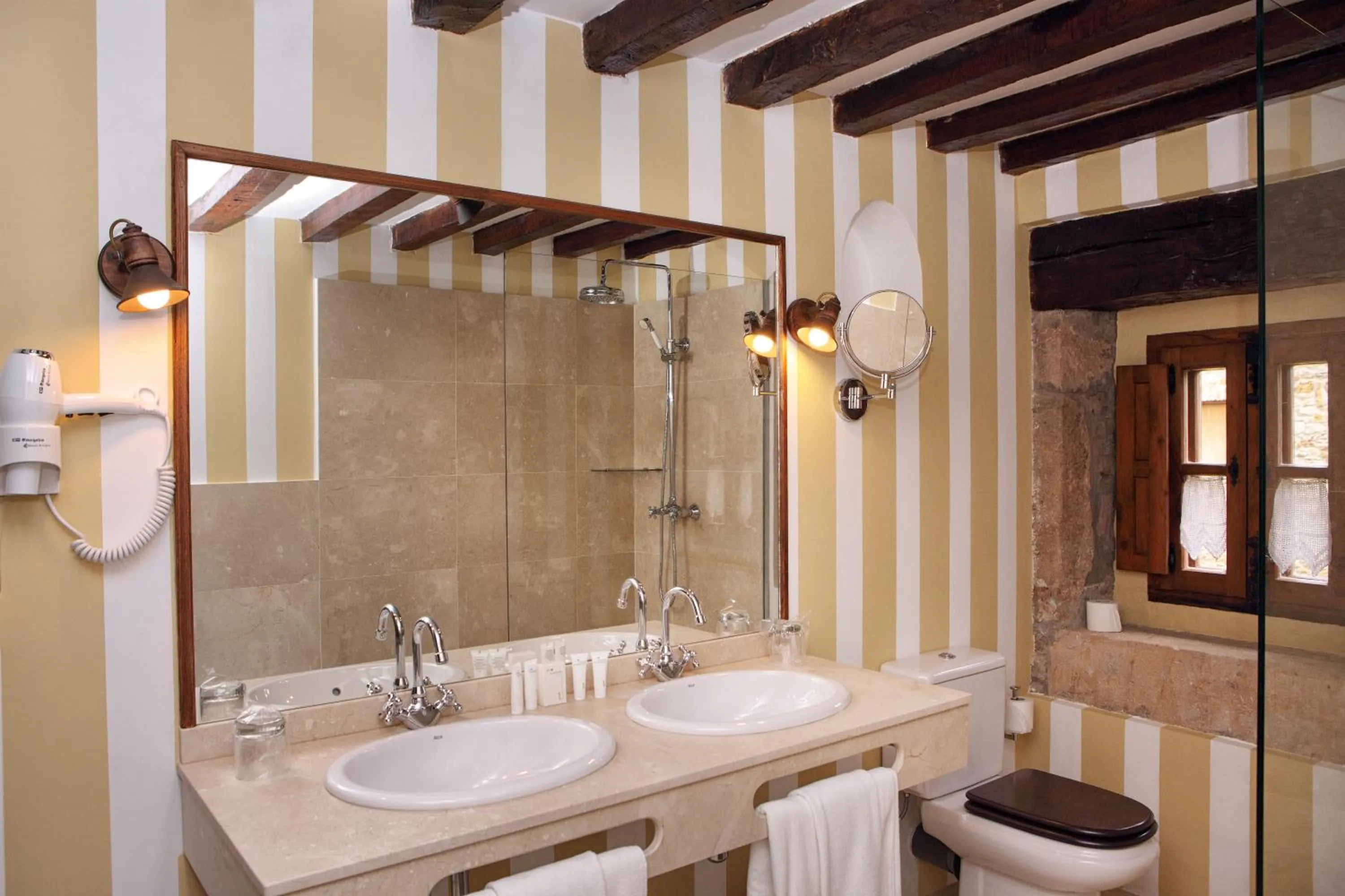 Bathroom in Posada La Torre de La Quintana