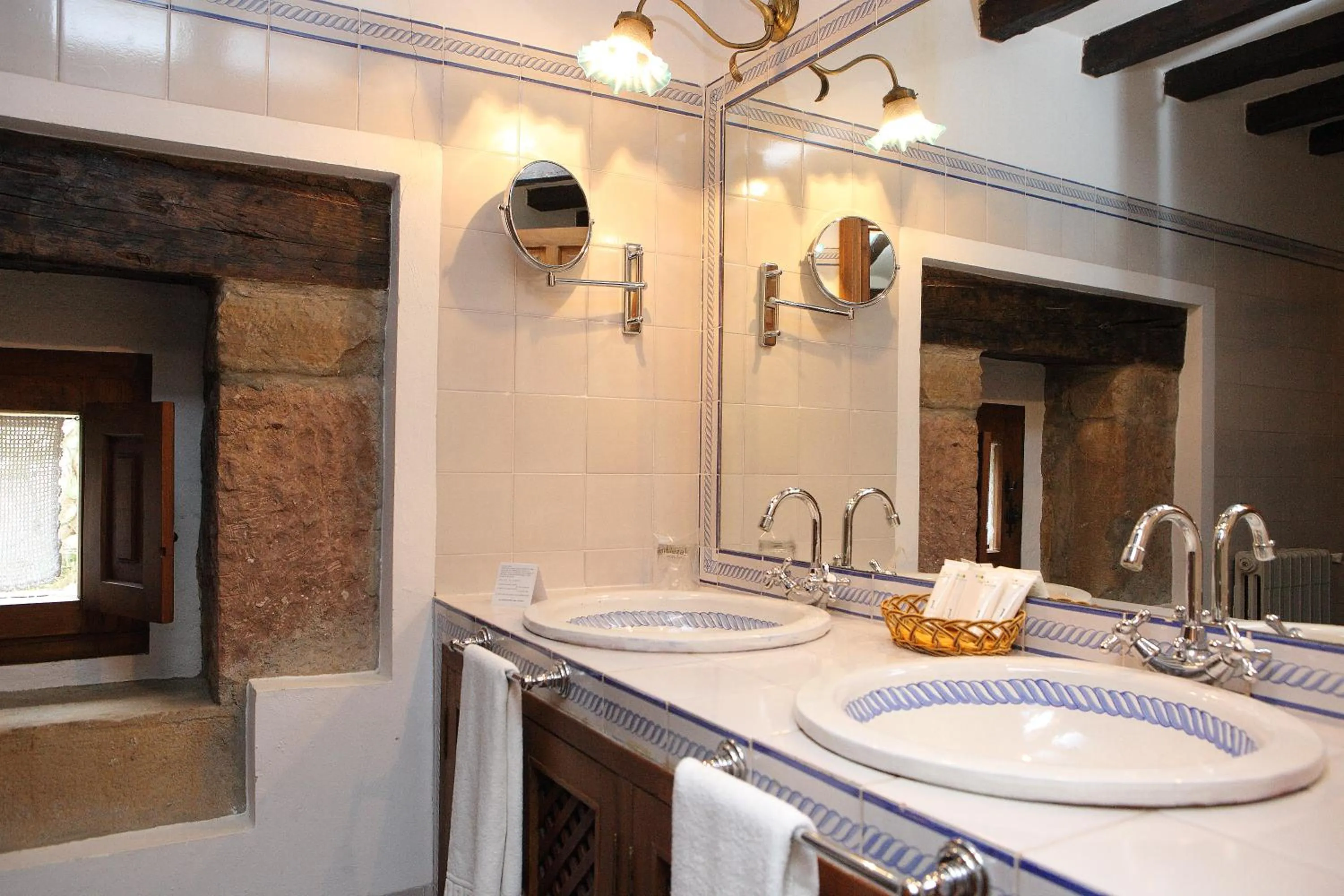 Bathroom in Posada La Torre de La Quintana