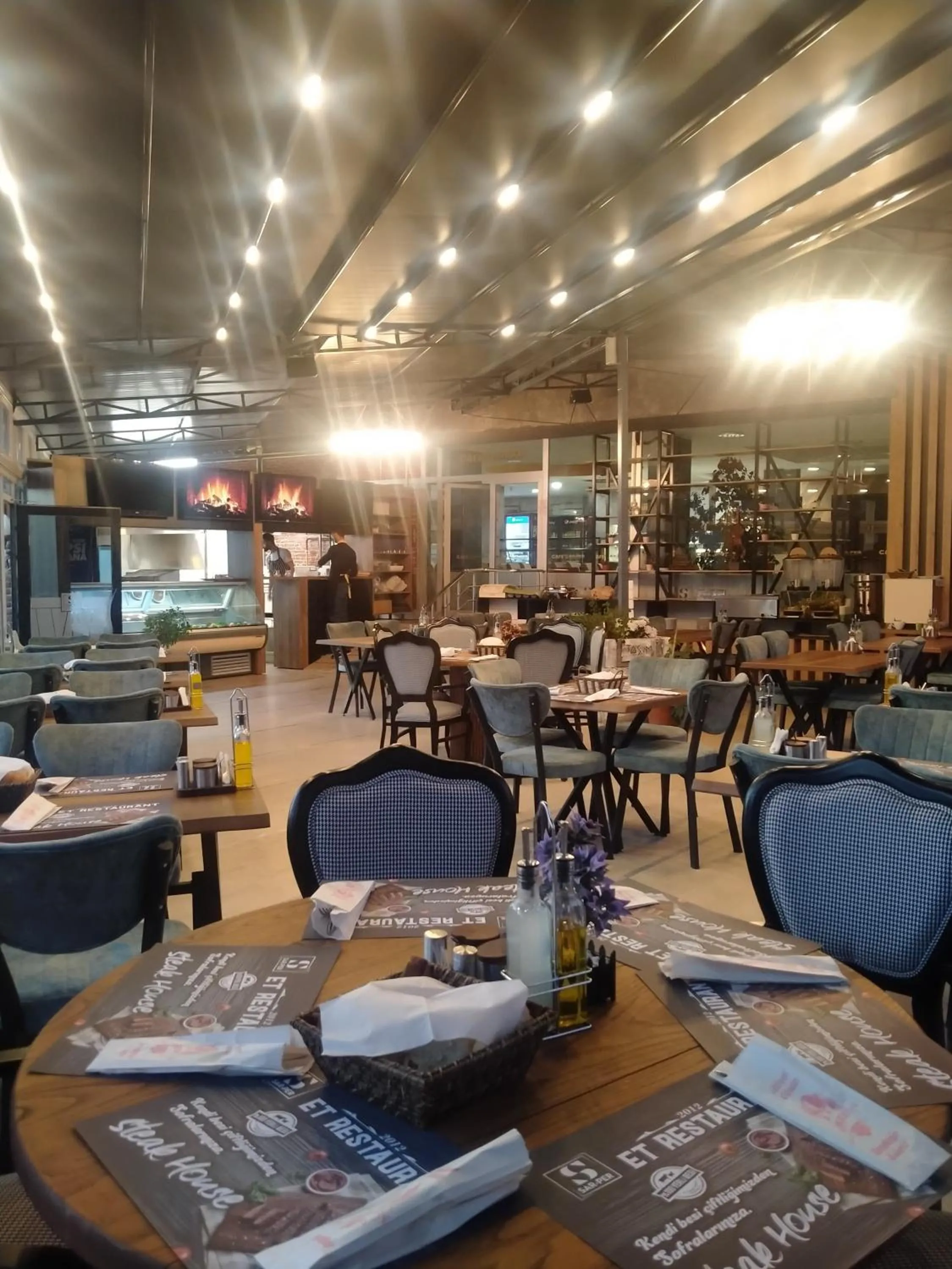 Restaurant/places to eat in SAR-PER Hotel