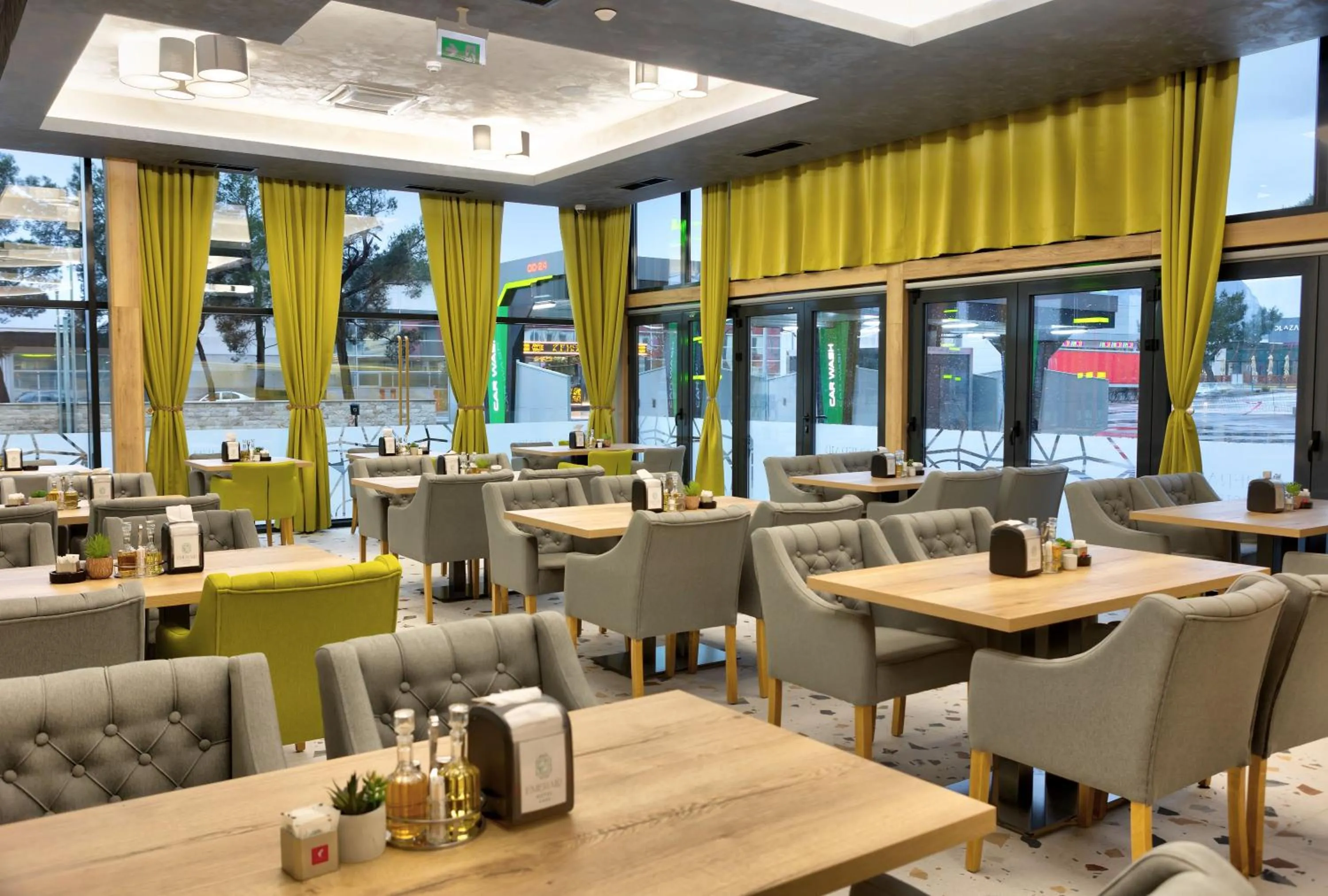 Restaurant/places to eat in Hotel Emerald