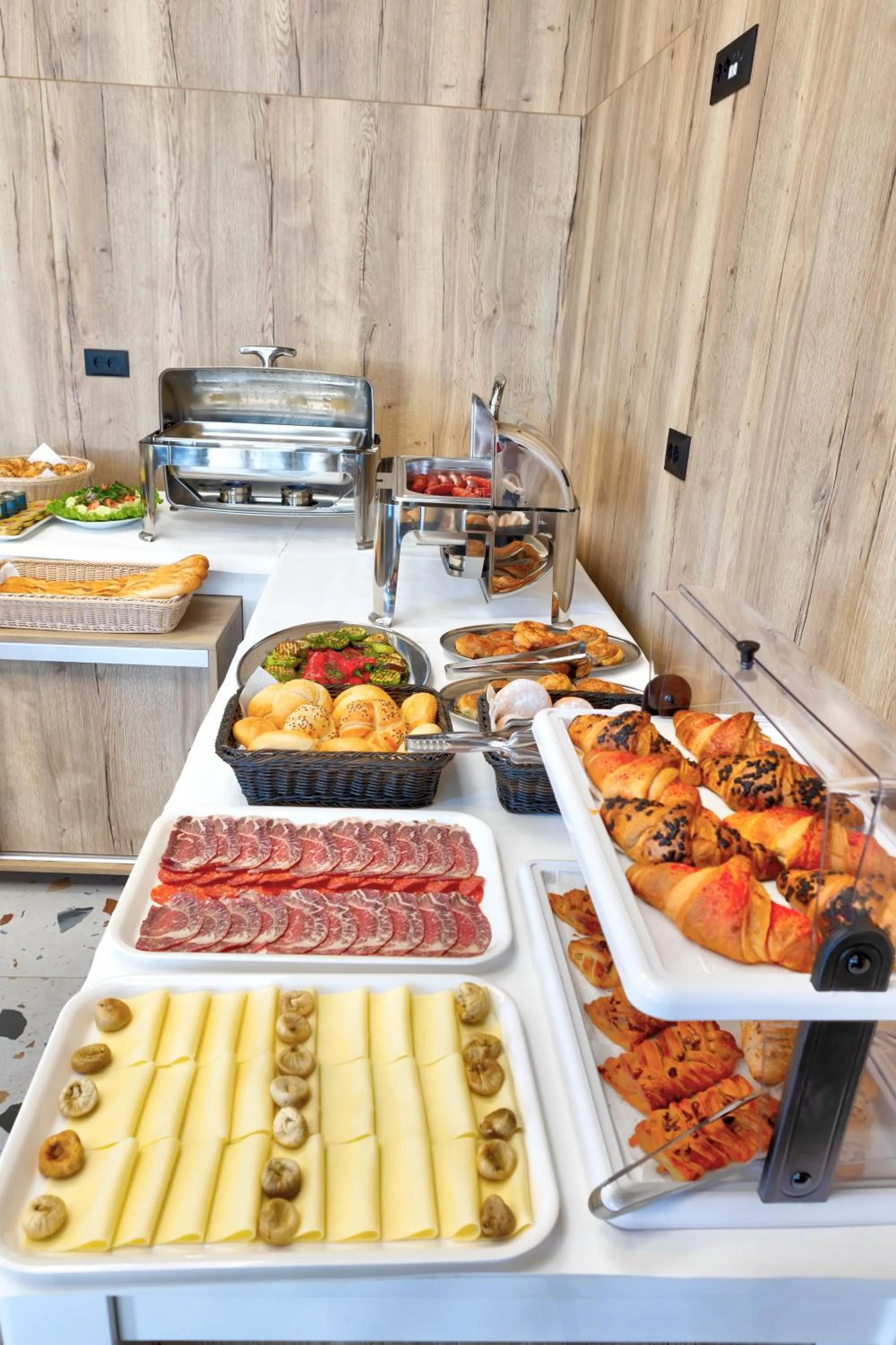 Buffet breakfast in Hotel Emerald