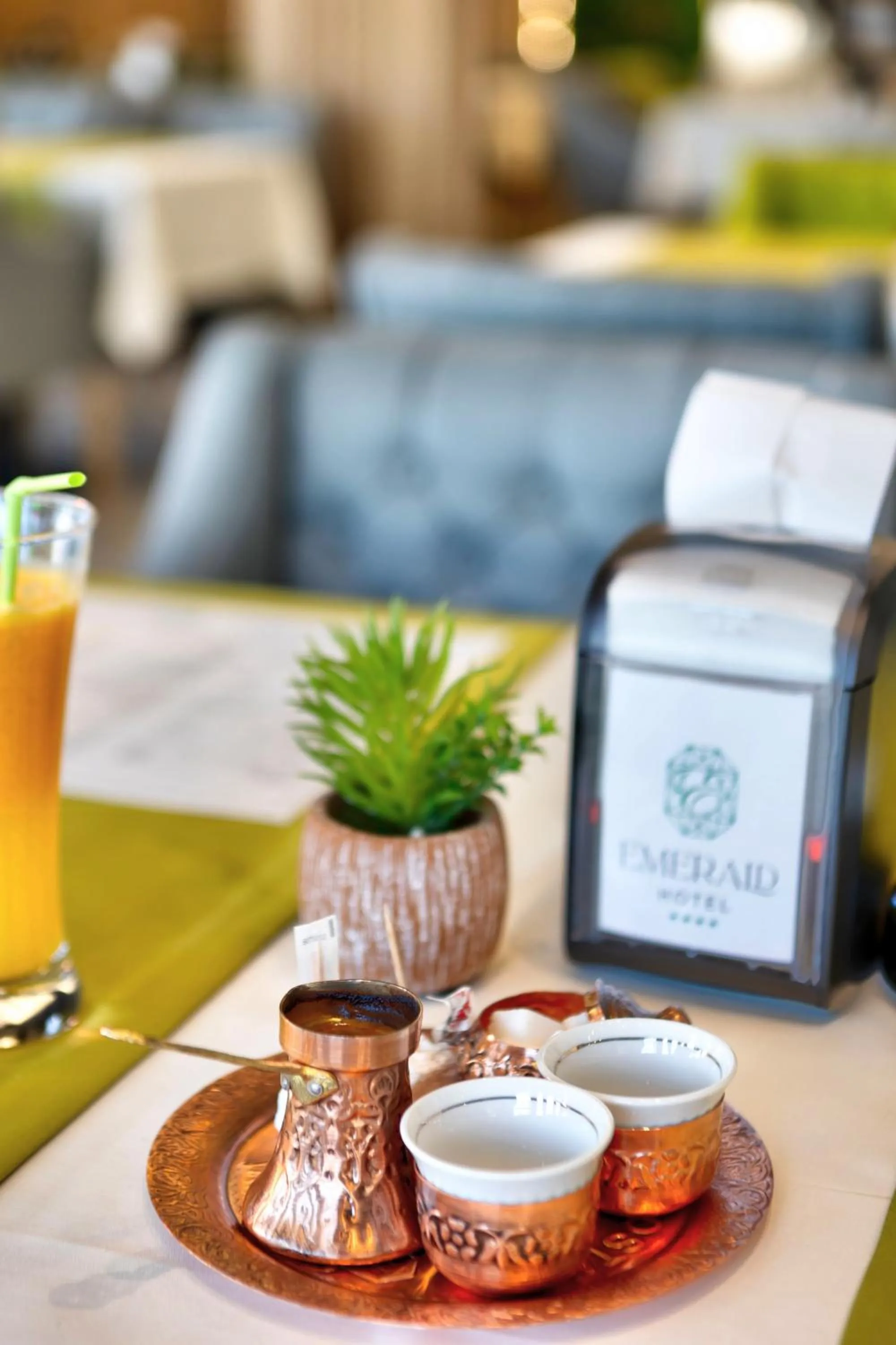 Restaurant/places to eat in Hotel Emerald