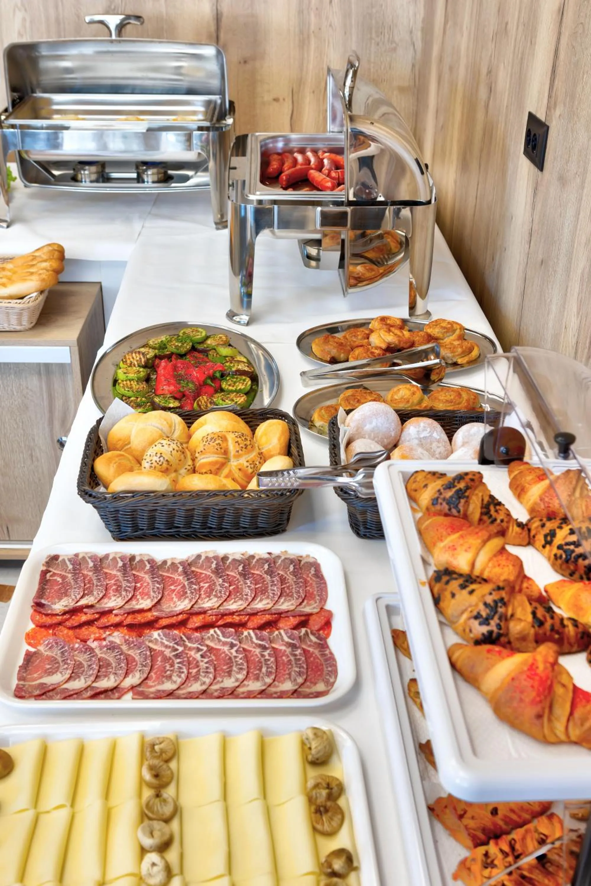 Buffet breakfast in Hotel Emerald