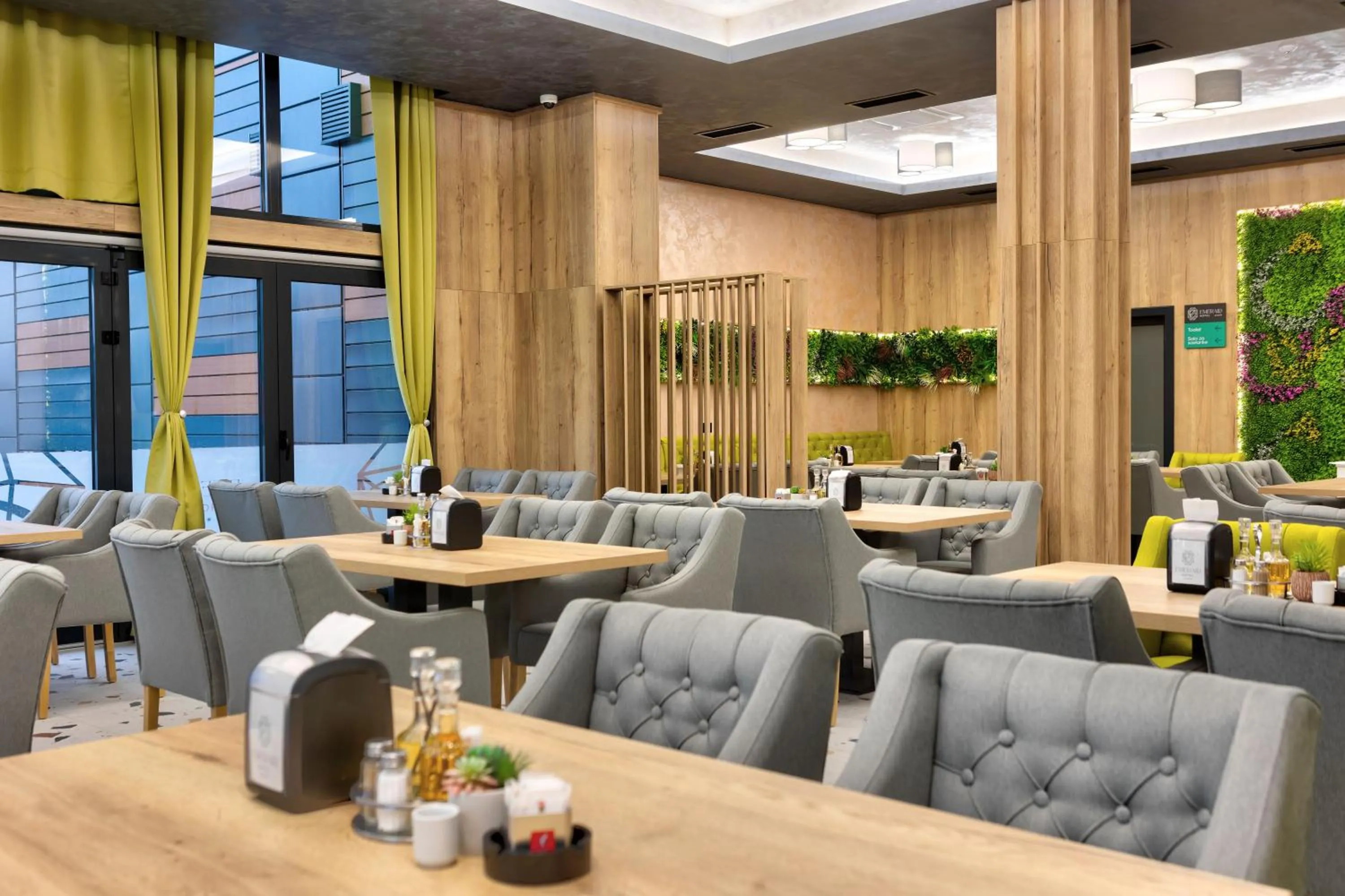 Restaurant/places to eat in Hotel Emerald