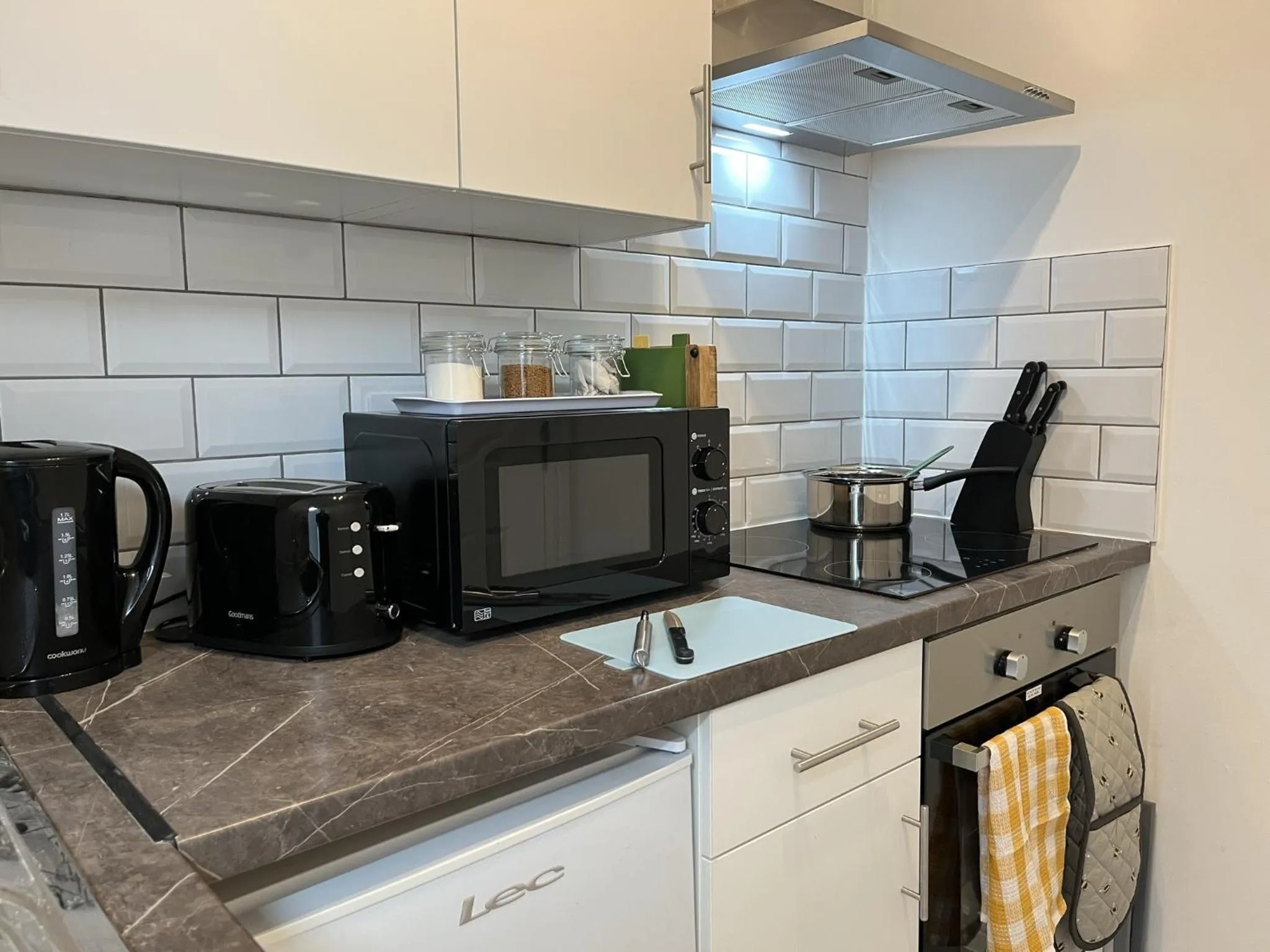 Kitchen or kitchenette in Modern 1 bed studios for comfy stay in Preston
