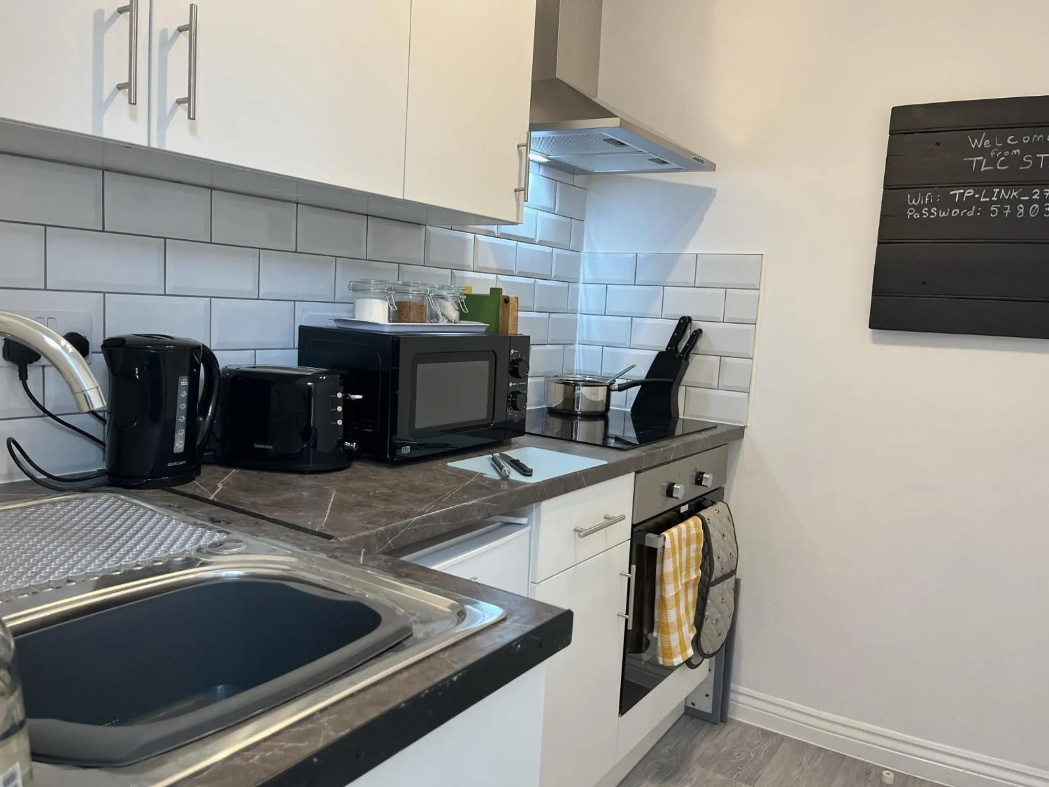 Kitchen or kitchenette in Modern 1 bed studios for comfy stay in Preston