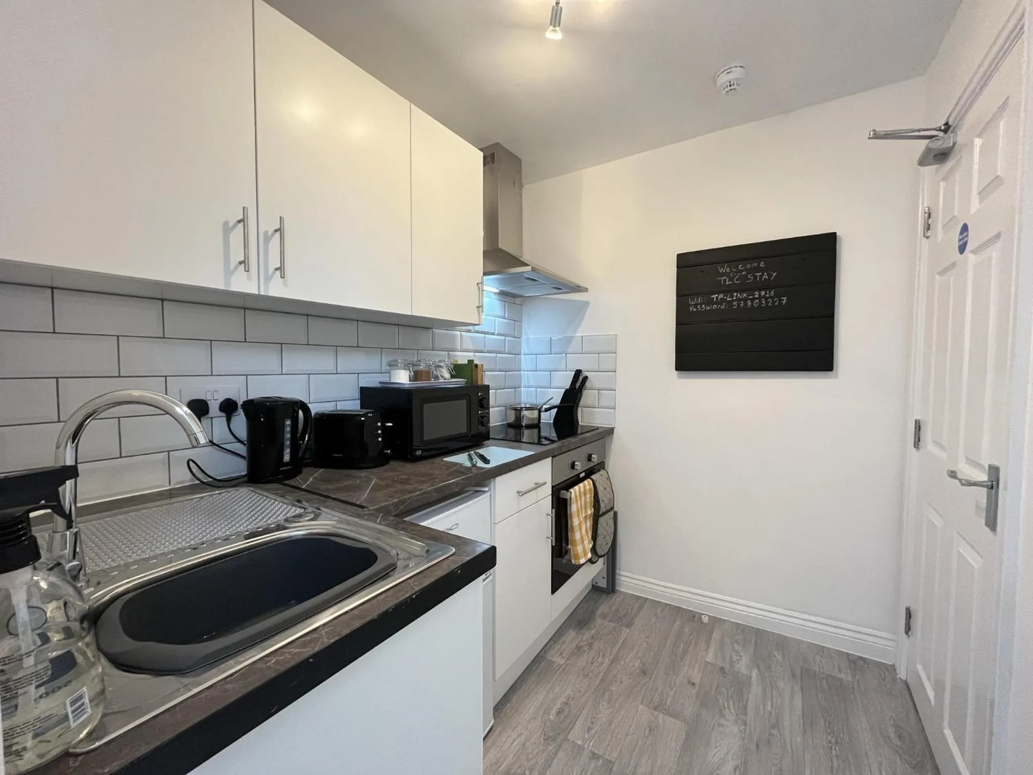Kitchen or kitchenette in Modern 1 bed studios for comfy stay in Preston
