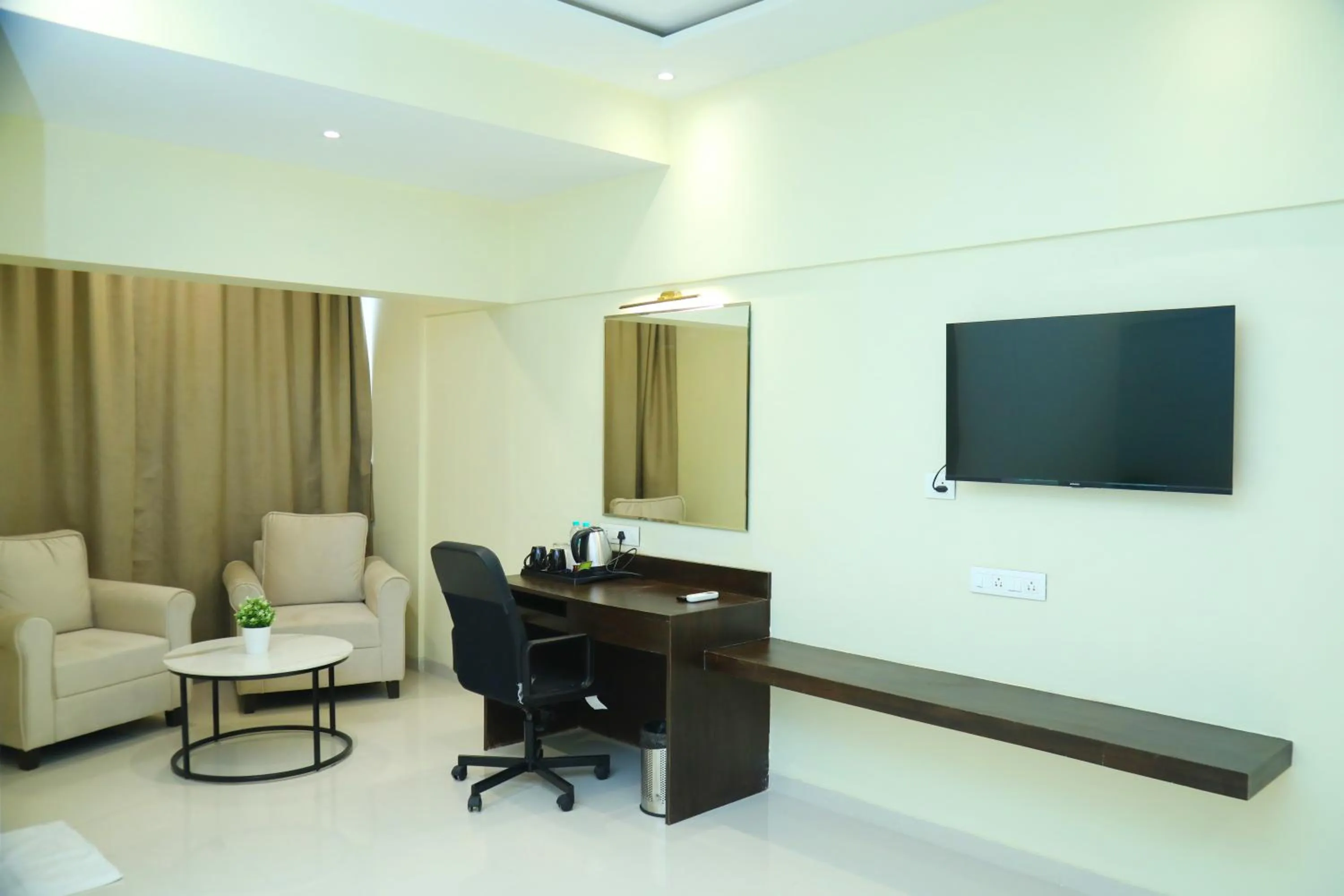 Seating area, TV/Entertainment Center in Country Inn by Kempinski Hotel and Resort - Mumbai International Airport