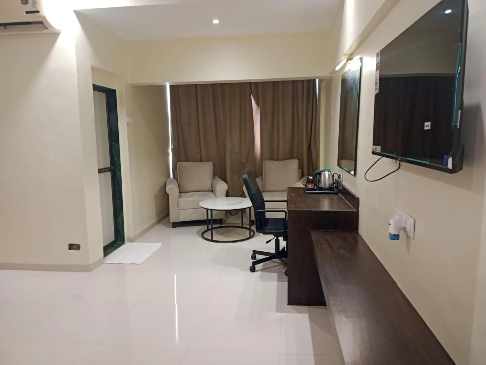 Living room, TV/Entertainment Center in Country Inn by Kempinski Hotel and Resort - Mumbai International Airport