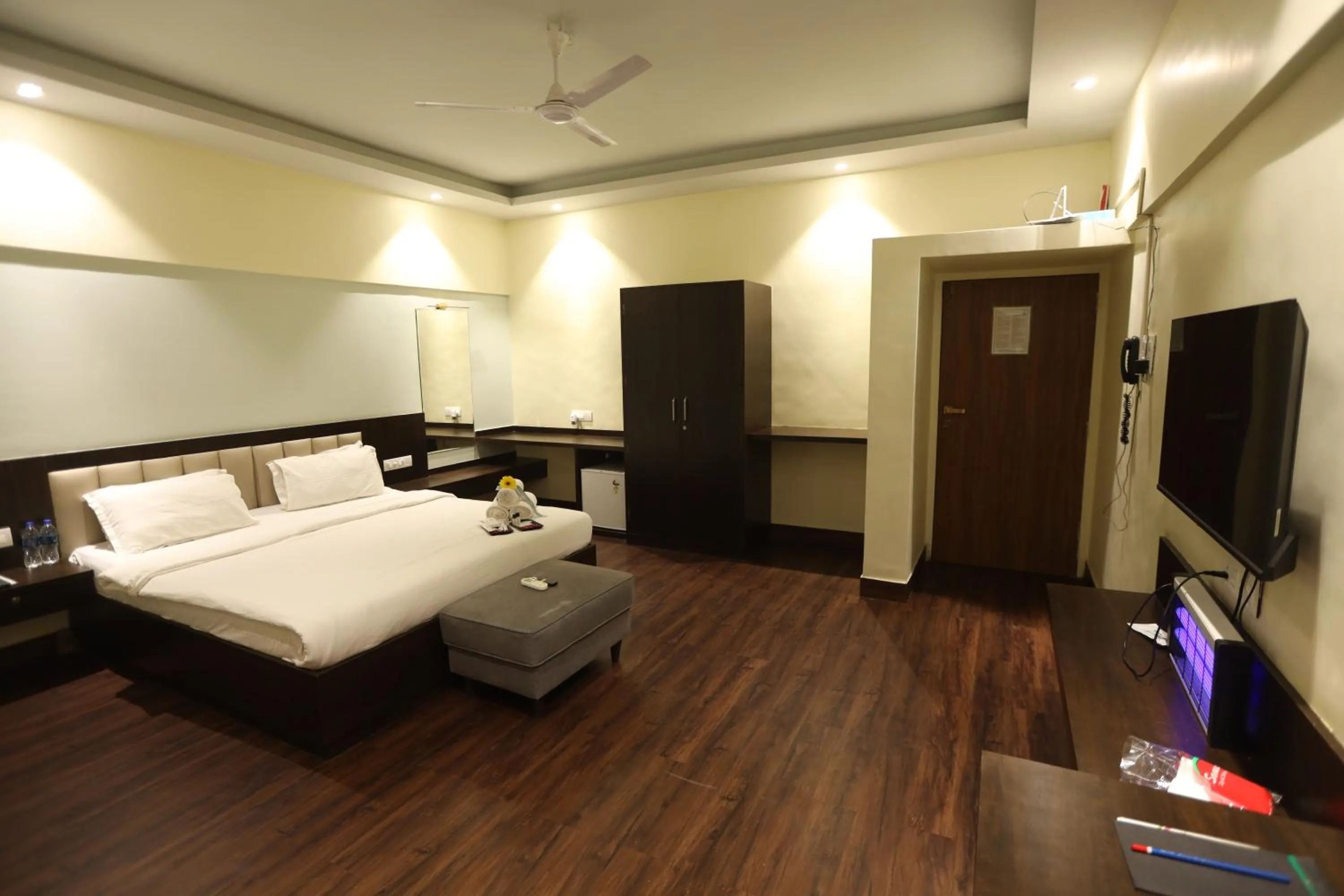 Bed in Country Inn by Kempinski Hotel and Resort - Mumbai International Airport