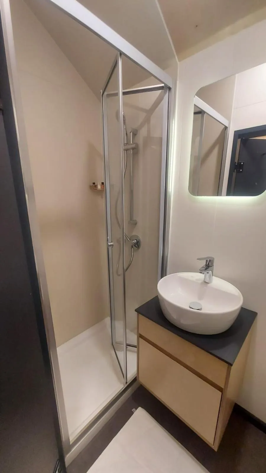 Shower in Tumba Sisli Vadi