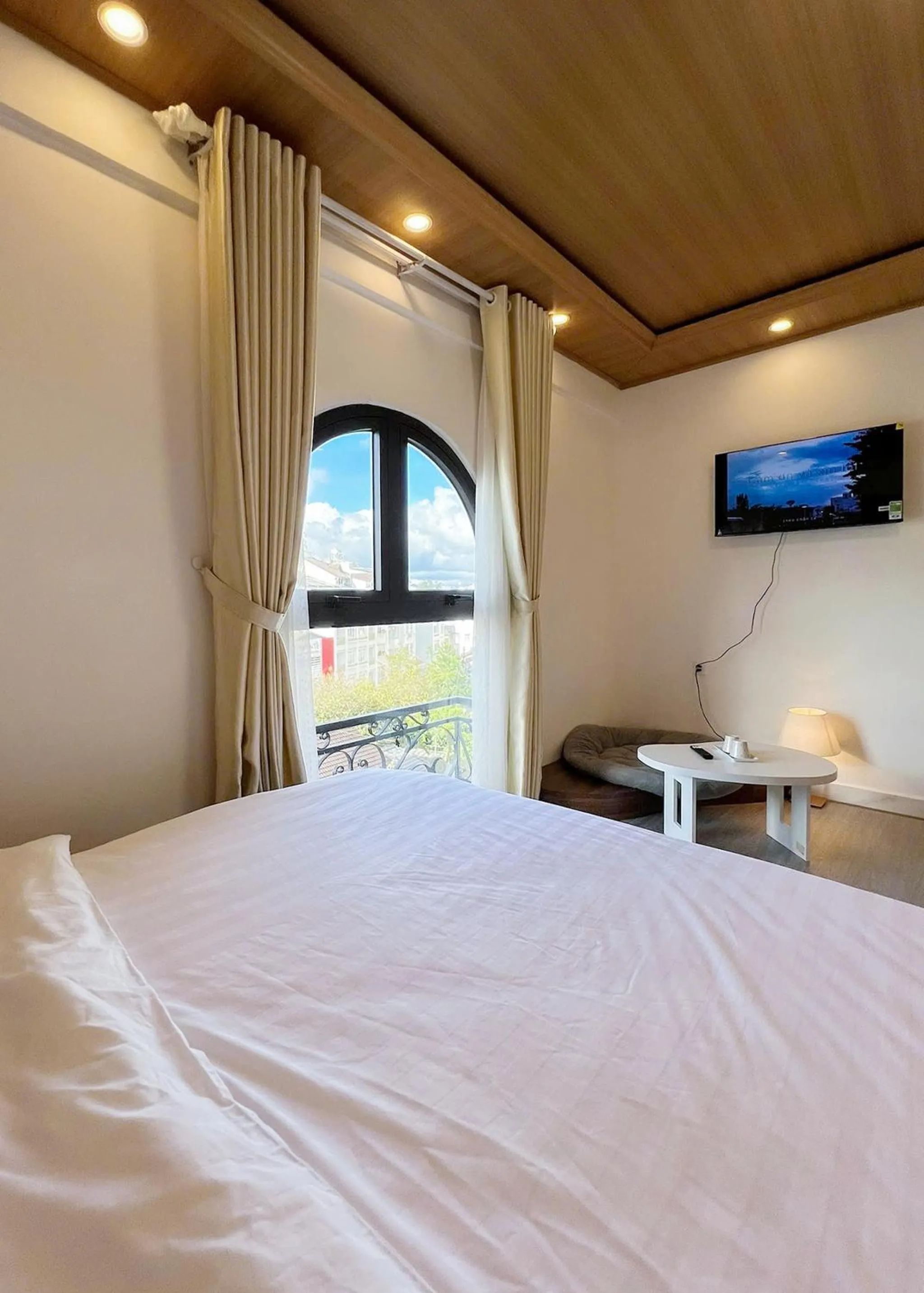 Bed in AMIGO Luxury Palace- Cạnh Chợ Đêm Đà Lạt