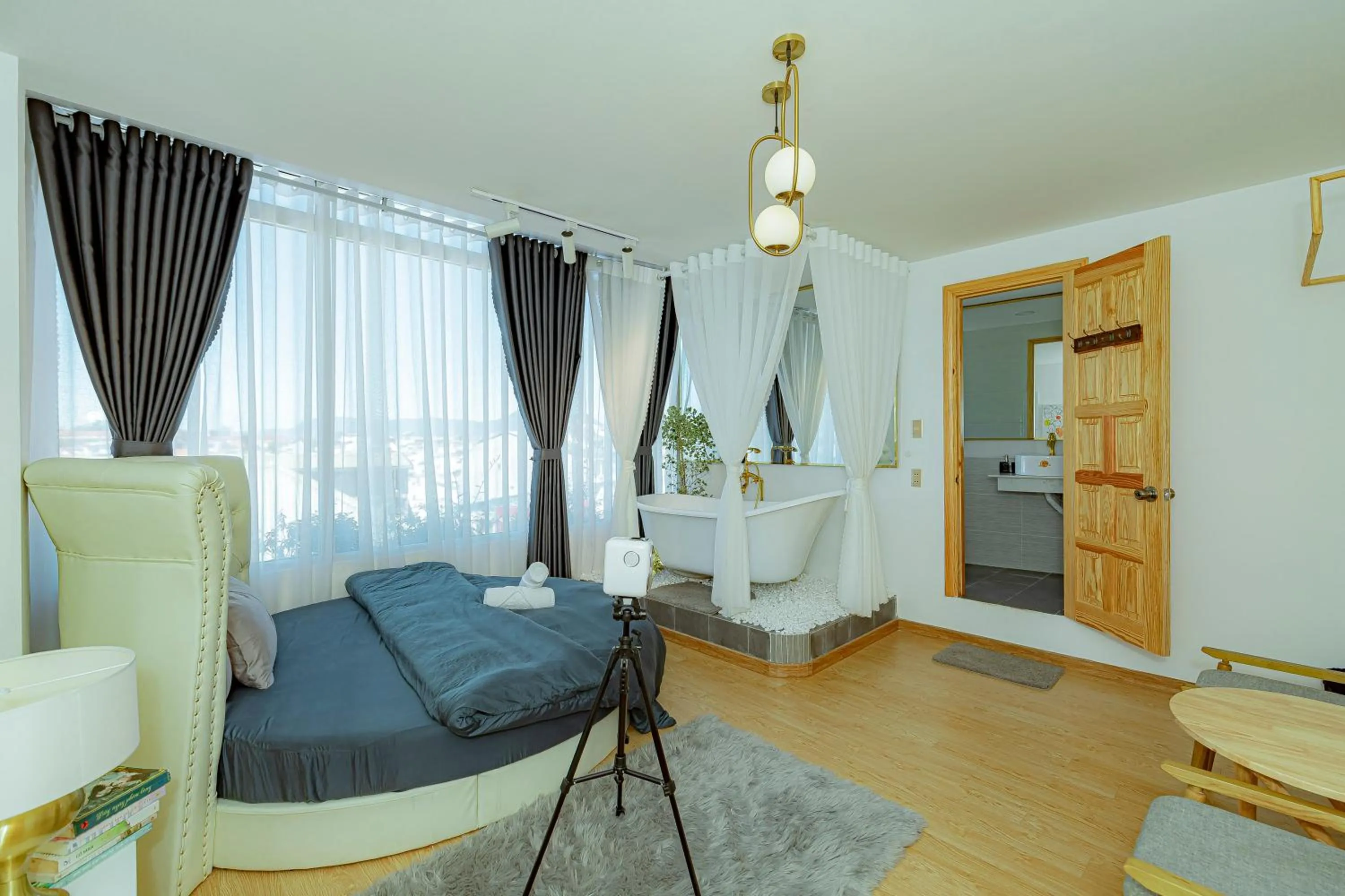 Bed in AMIGO Luxury Palace- Cạnh Chợ Đêm Đà Lạt