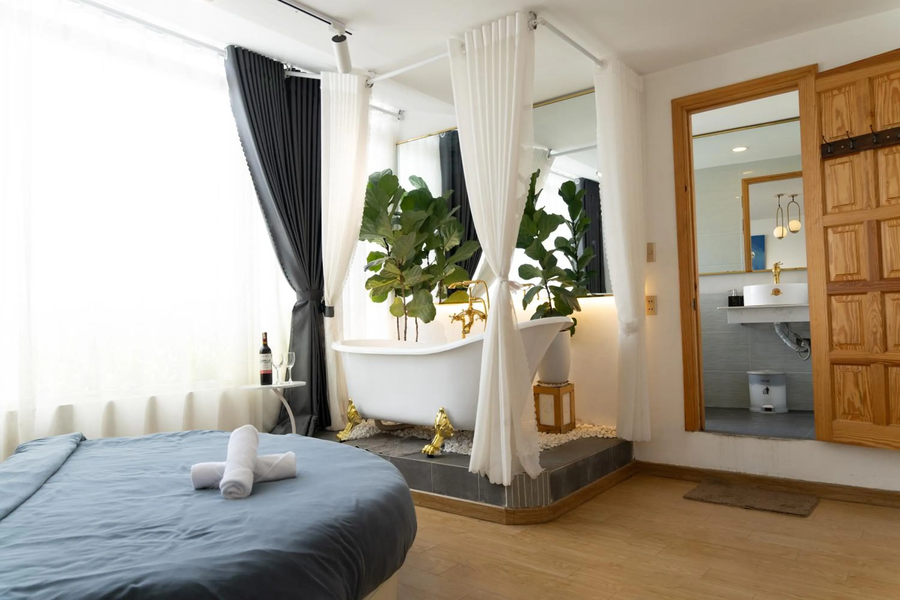 Bathroom, Bed in AMIGO Luxury Palace- Cạnh Chợ Đêm Đà Lạt