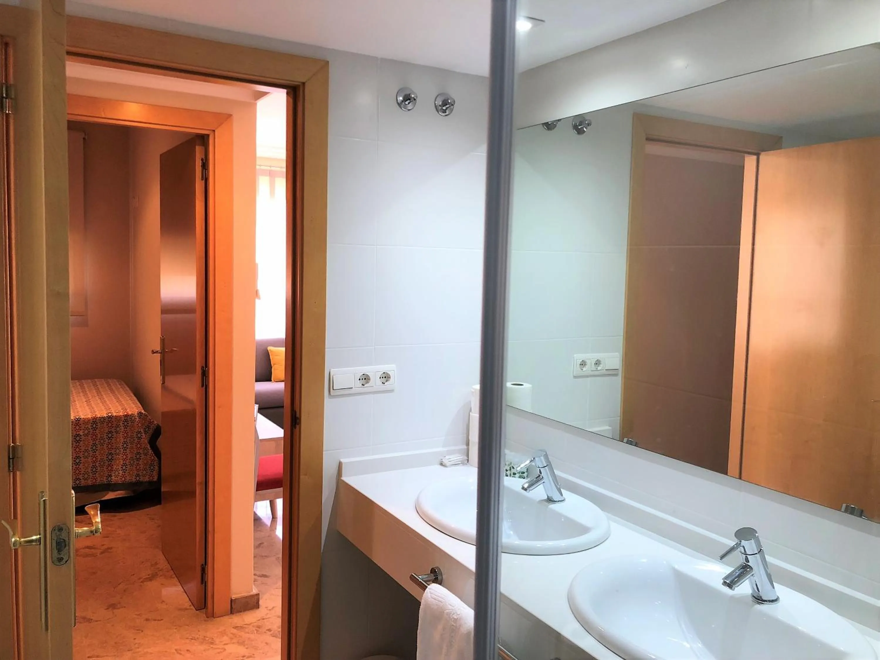 Bathroom, Bed in Apartamentos Plaza Picasso