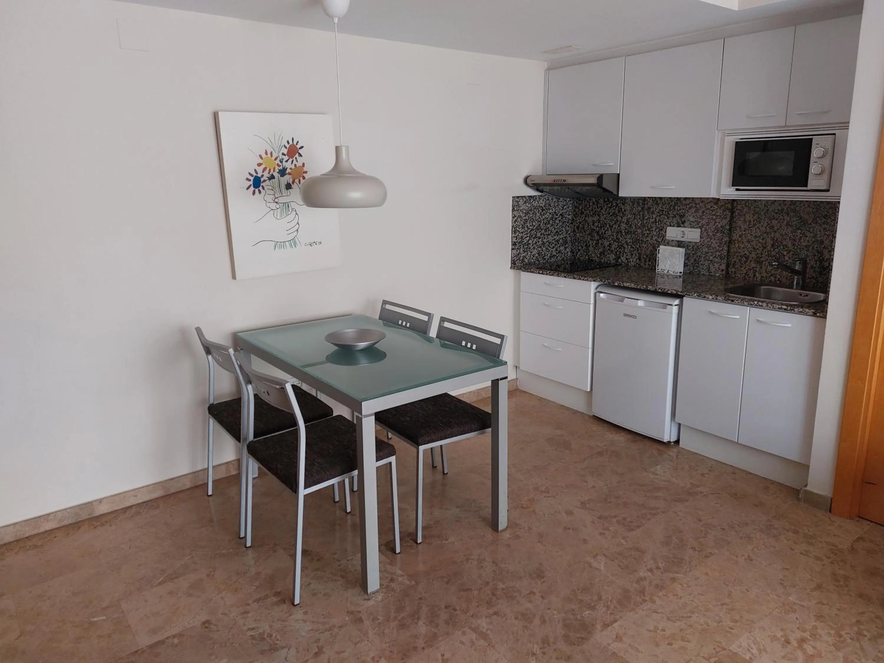 Kitchen or kitchenette in Apartamentos Plaza Picasso