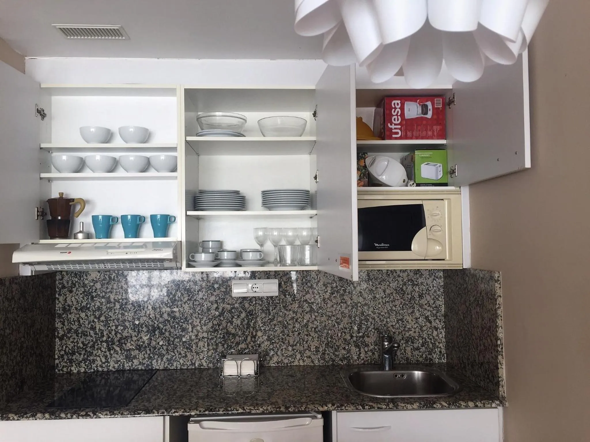 Kitchen or kitchenette in Apartamentos Plaza Picasso