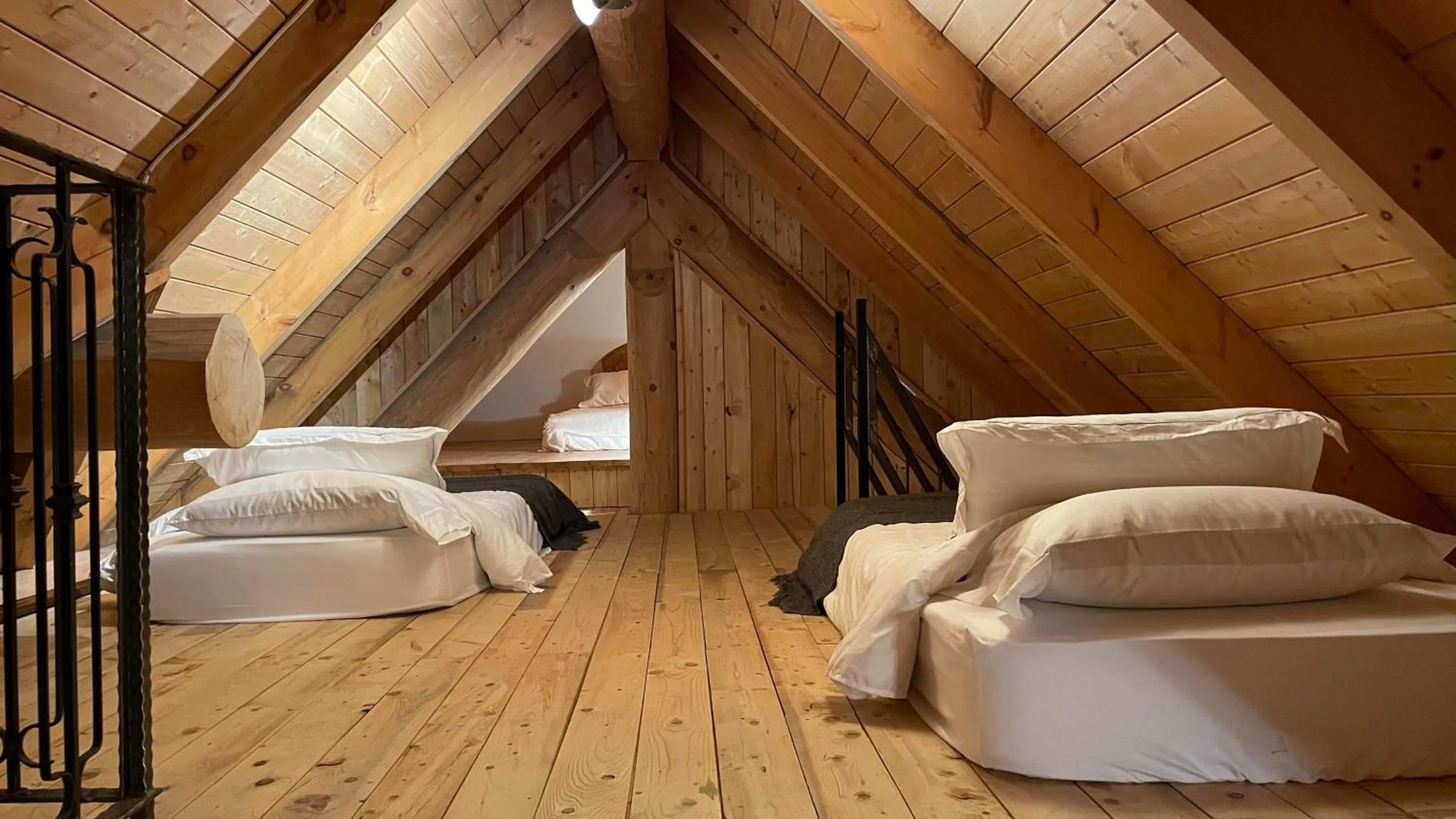 Bed in Hébergement "La Maison en Bois Rond"