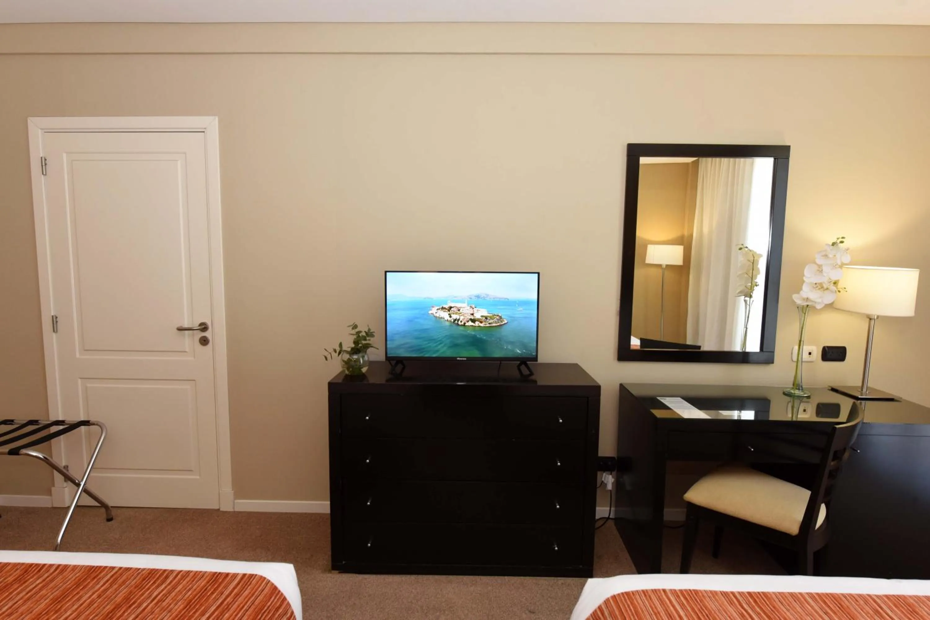 TV and multimedia in Camberland Resort & Spa Ramallo